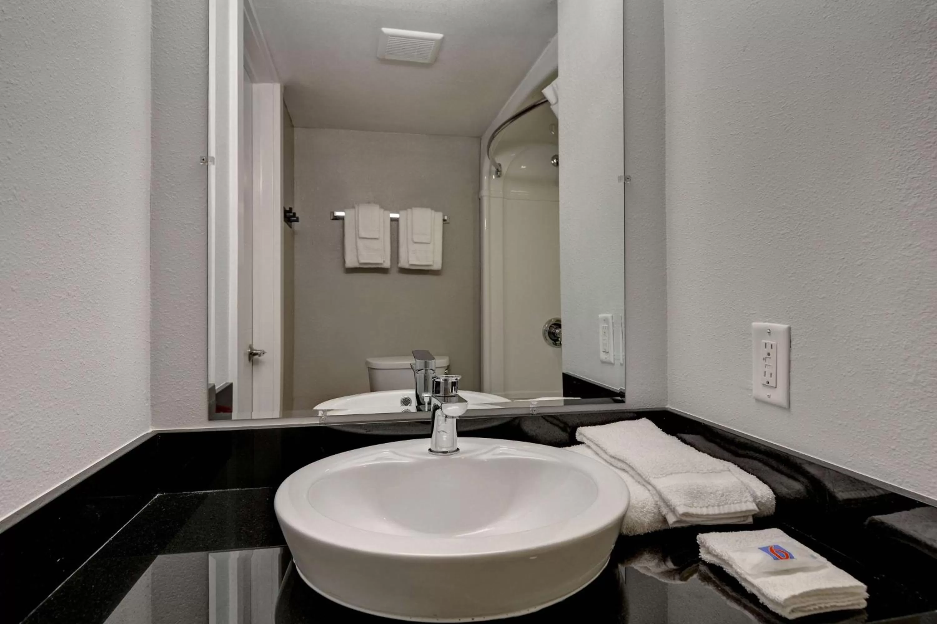 Deluxe Queen Room - single occupancy - Non-Smoking in Studio 6-Jacksonville, FL - Baymeadows