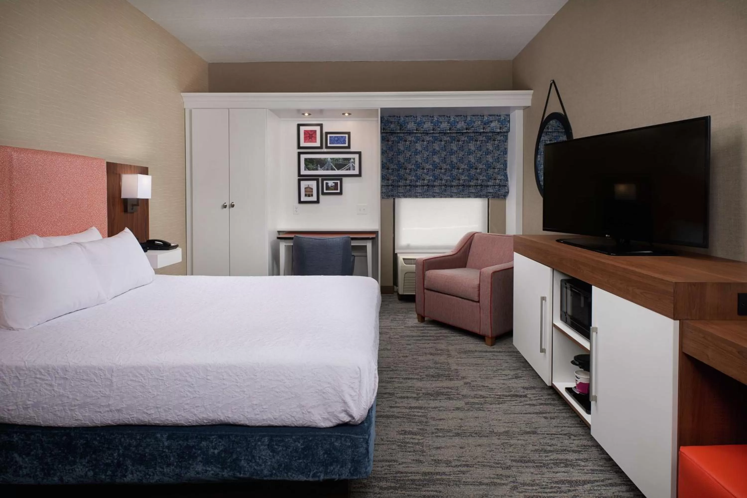 Queen Room with Roll-In Shower - Disability Access/Non-Smoking in Hampton Inn by Hilton Youngstown-West I-80