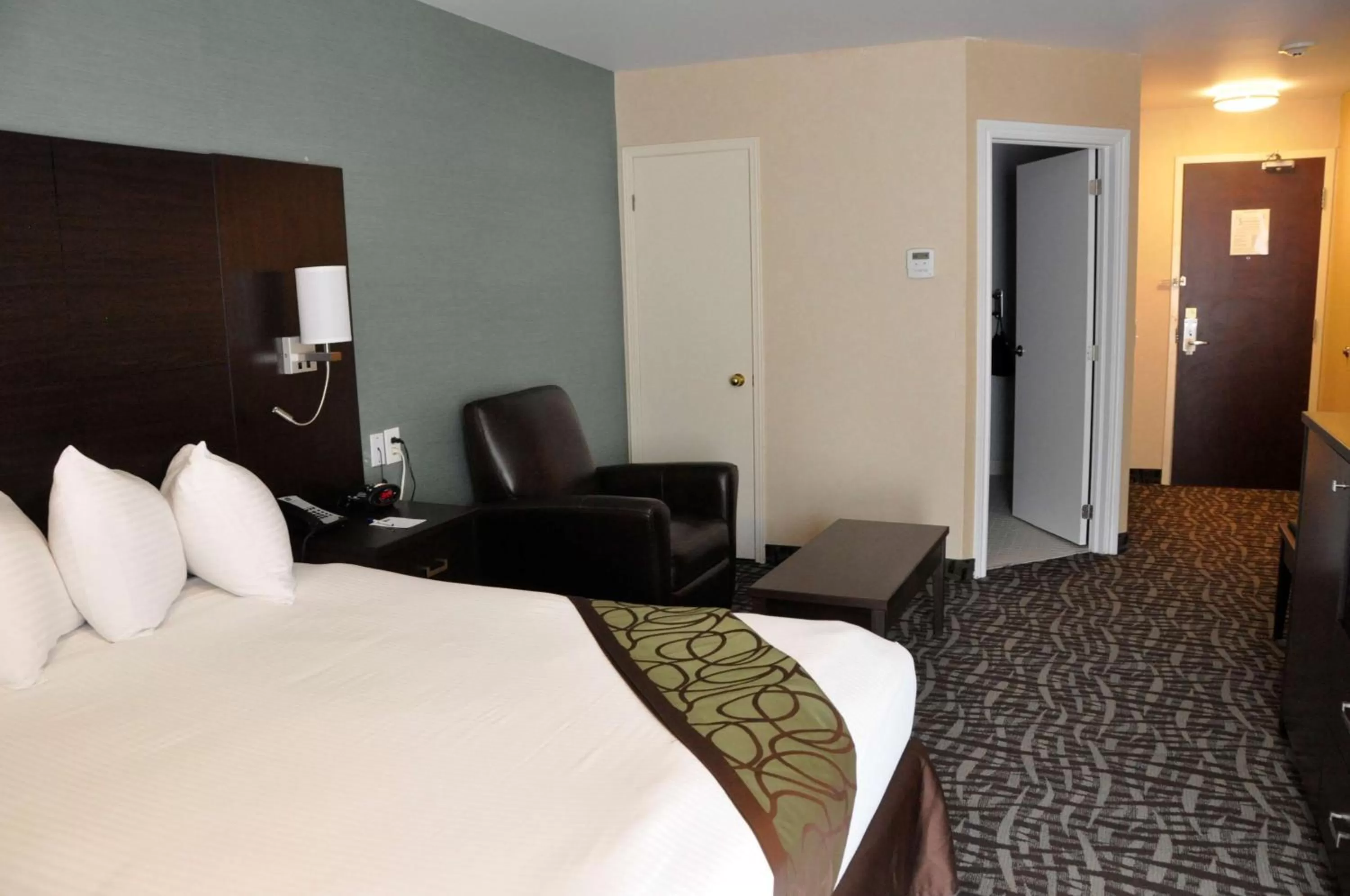 Queen Room with Roll-In Shower - Mobility Accessible/Non-Smoking in Best Western Plus Barrie