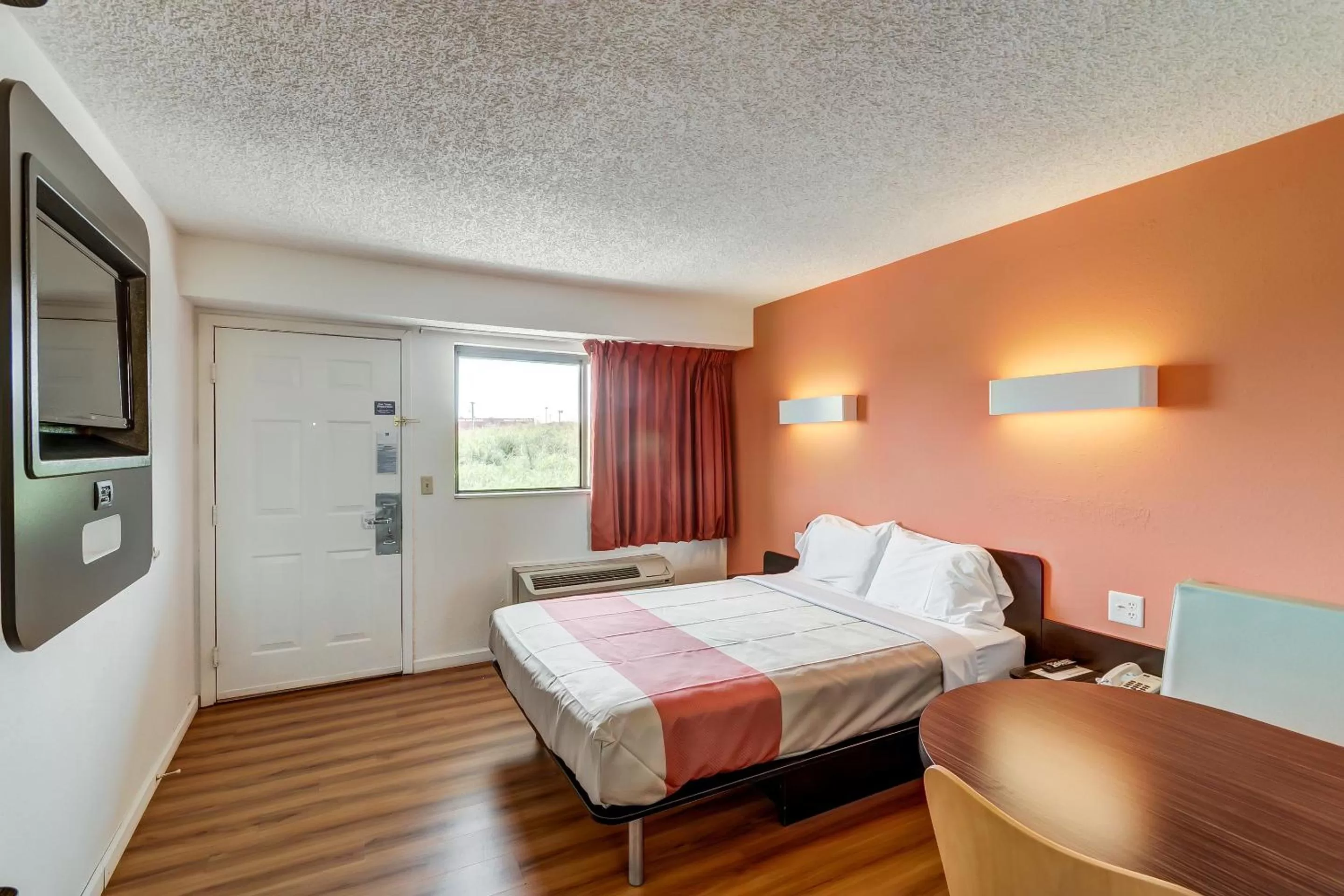 Queen Room - Smoking in Motel 6-Berea, KY