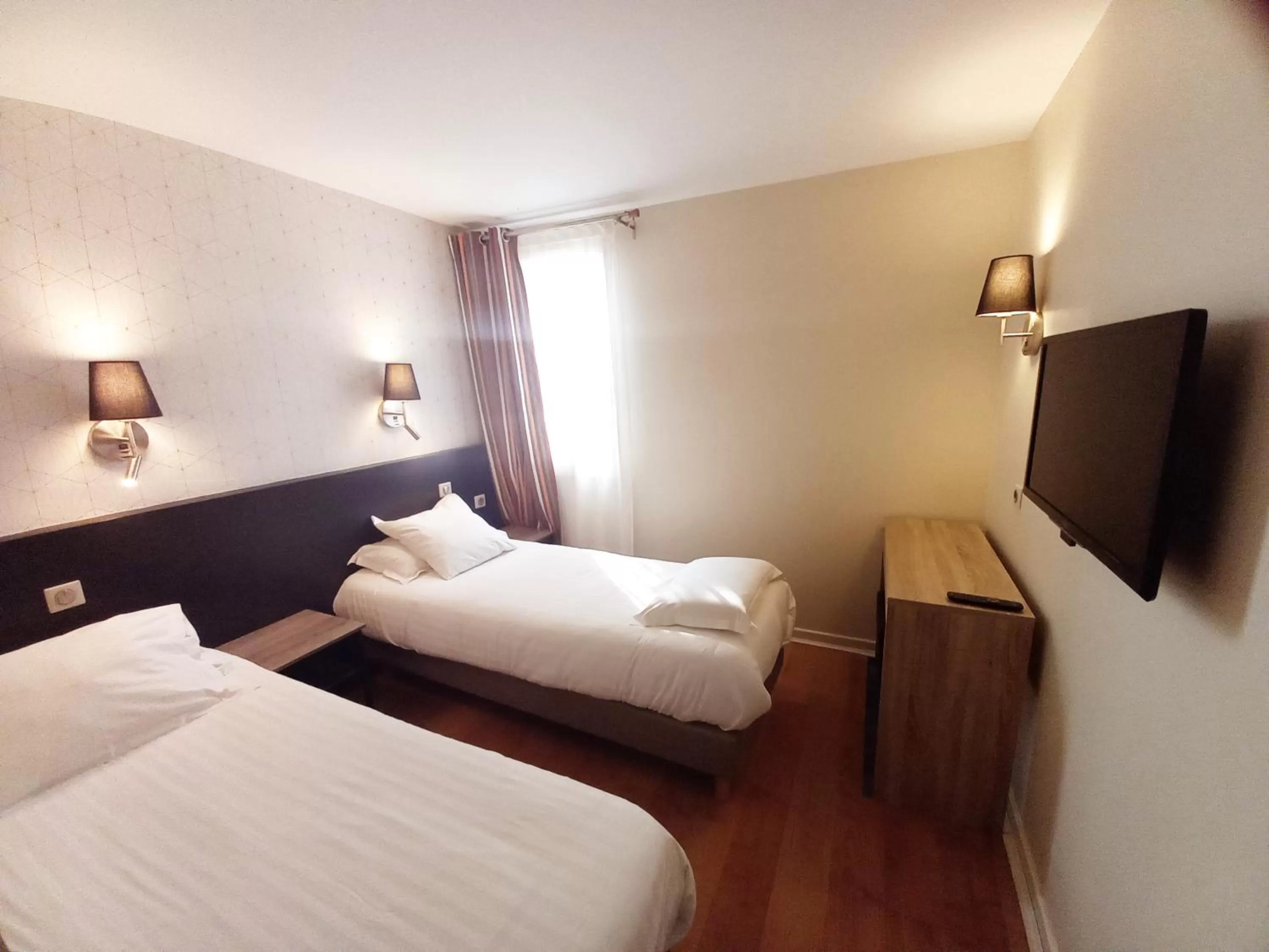 Standard Twin Room in Kyriad Nîmes Ouest A9