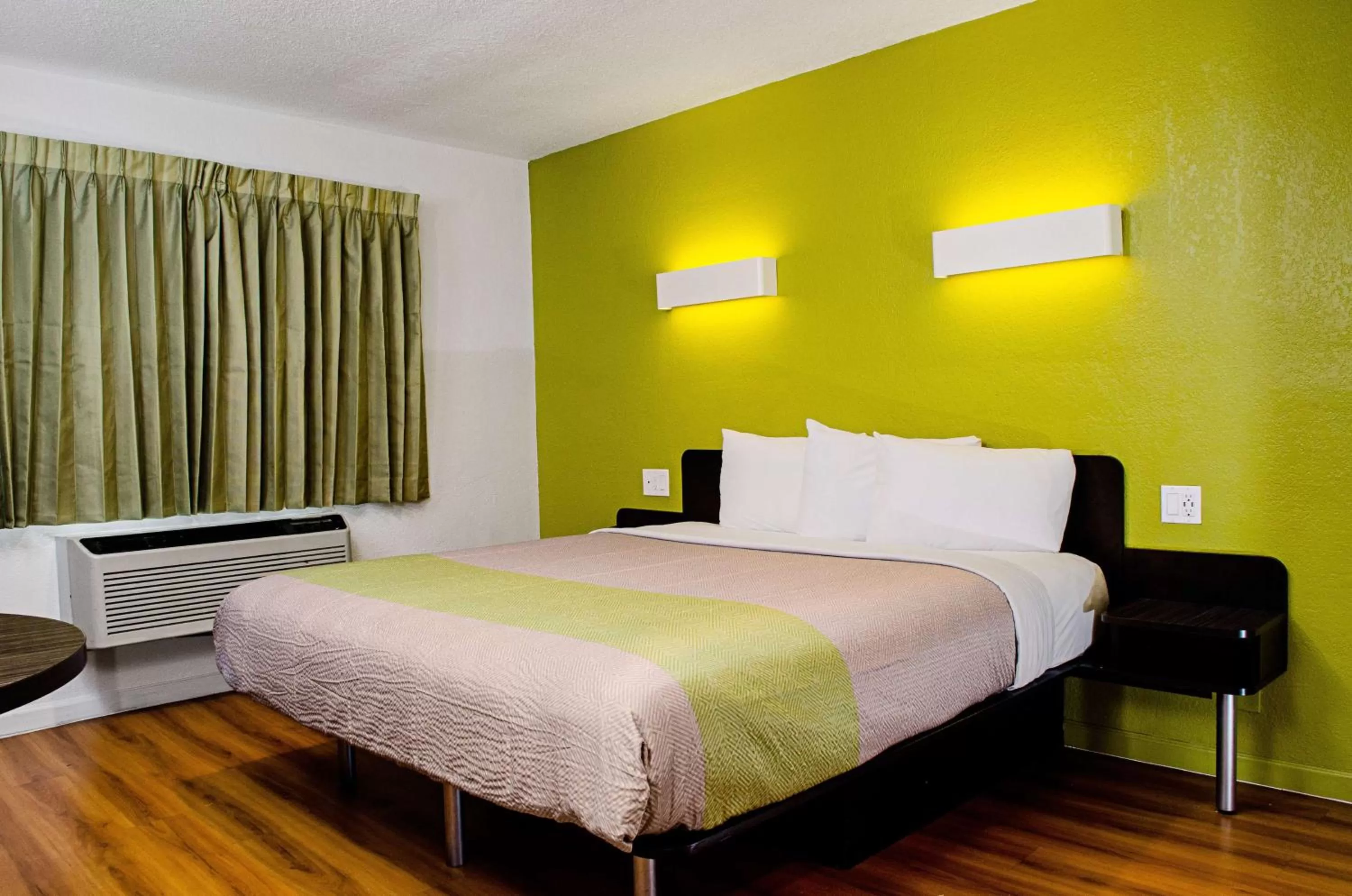 Superior King Room - Non-Smoking in Motel 6-Modesto, CA - Downtown