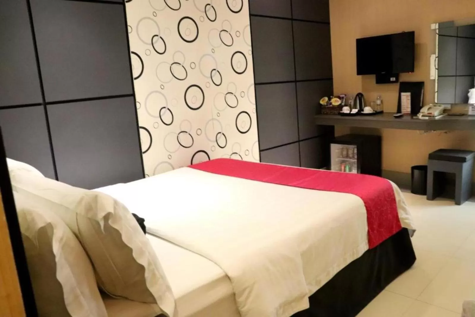 Bedroom, Bed in Eloisa Royal Suites