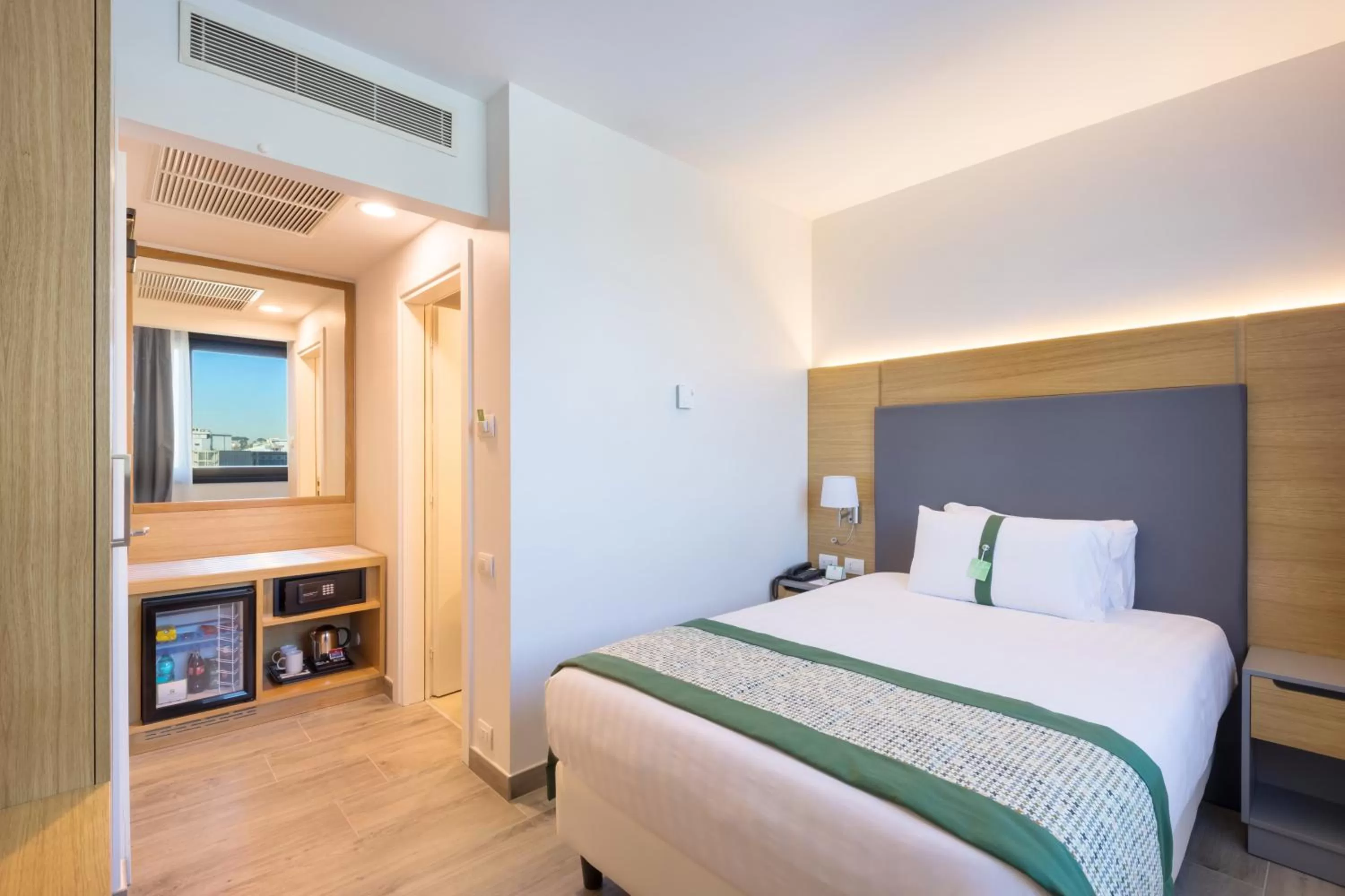 Premium Single Room in Holiday Inn Naples by IHG