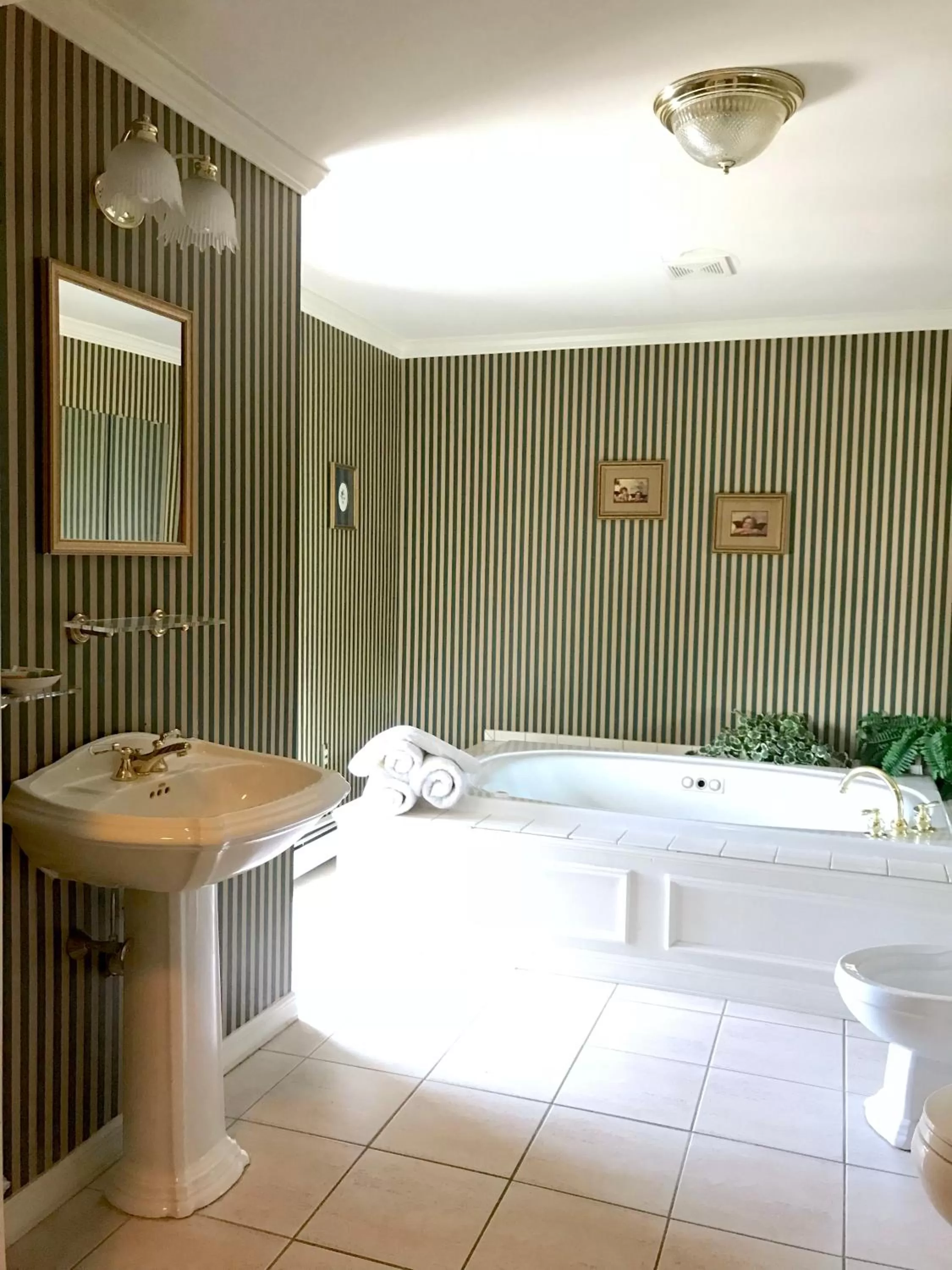 Queen Suite with Spa Bath in Waynebrook Inn