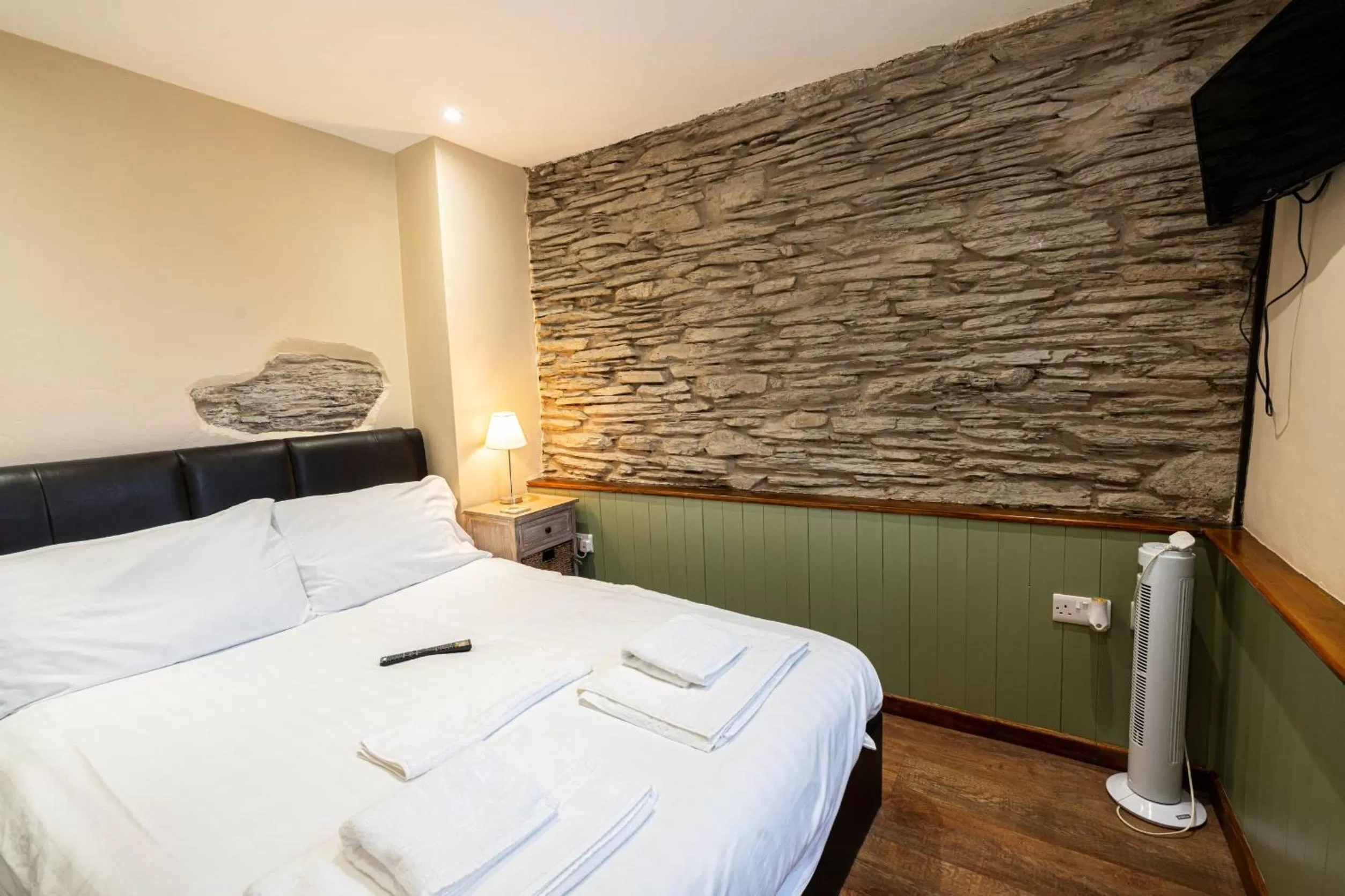 One-Bedroom Cottage in Grapes Hotel, Bar & Restaurant Snowdonia Nr Zip World