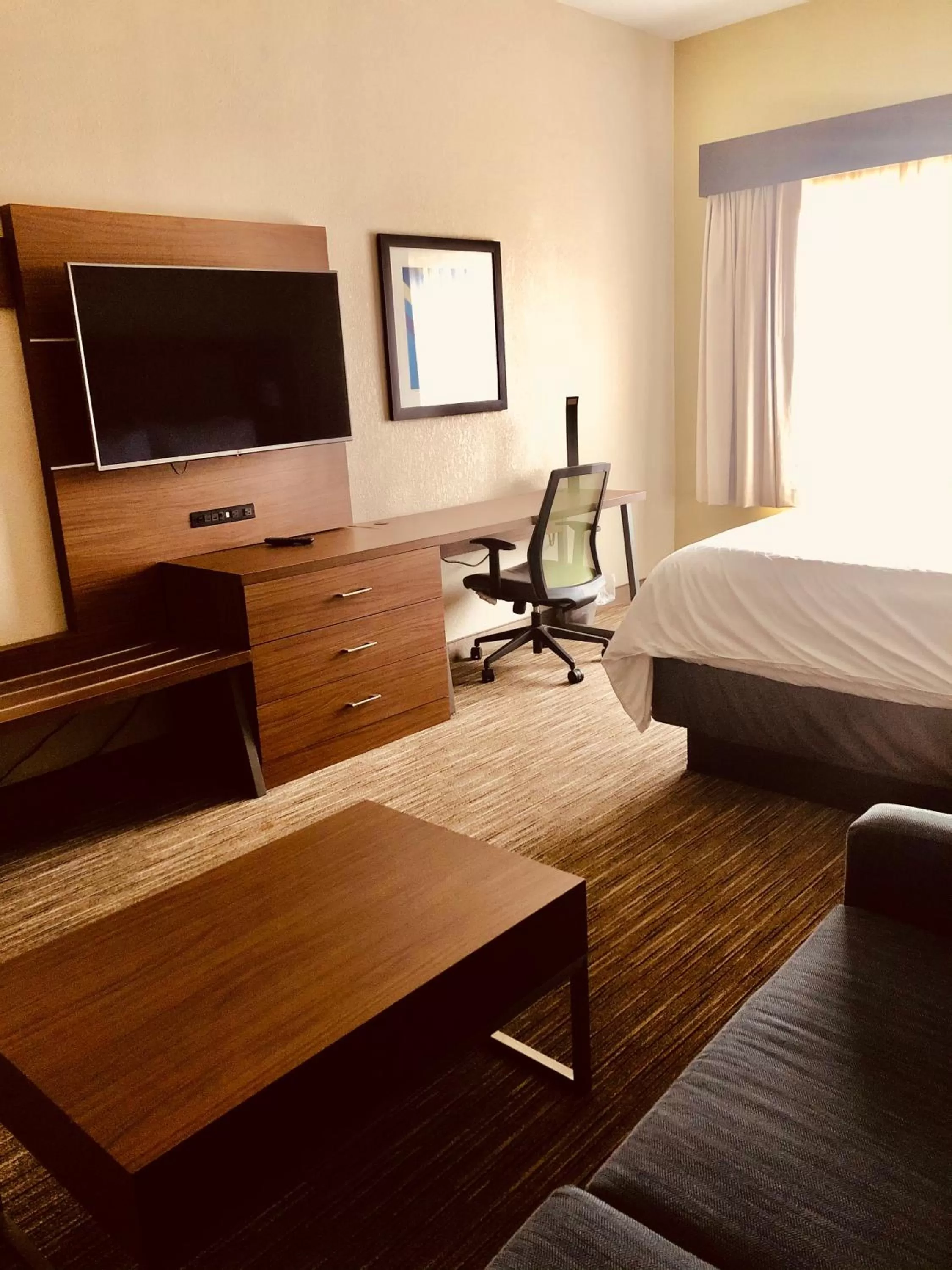King Room - Mobility Access/Hearing Accessible in Holiday Inn Express & Suites Cedar Falls - Waterloo, an IHG Hotel