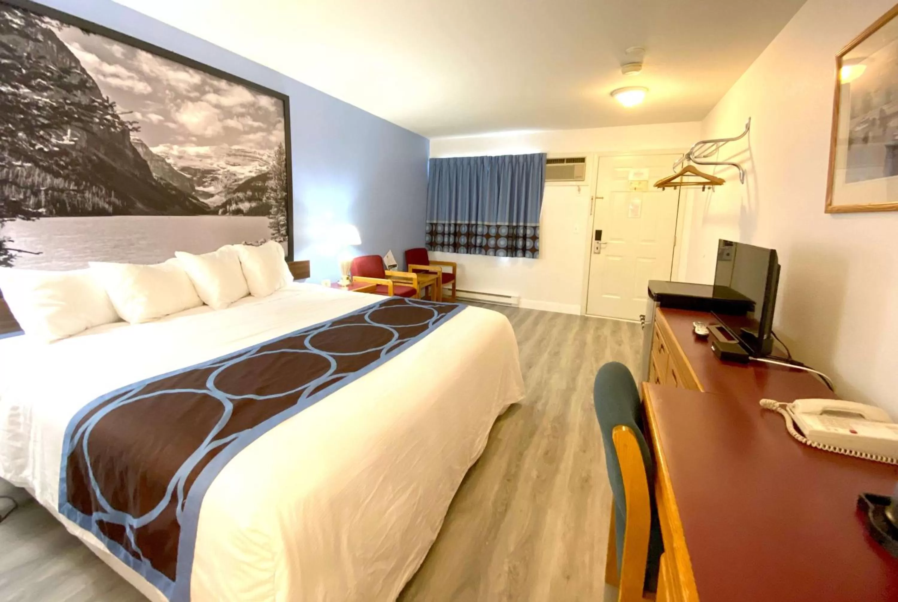 Photo of the whole room, Bed in Super 8 by Wyndham Sicamous