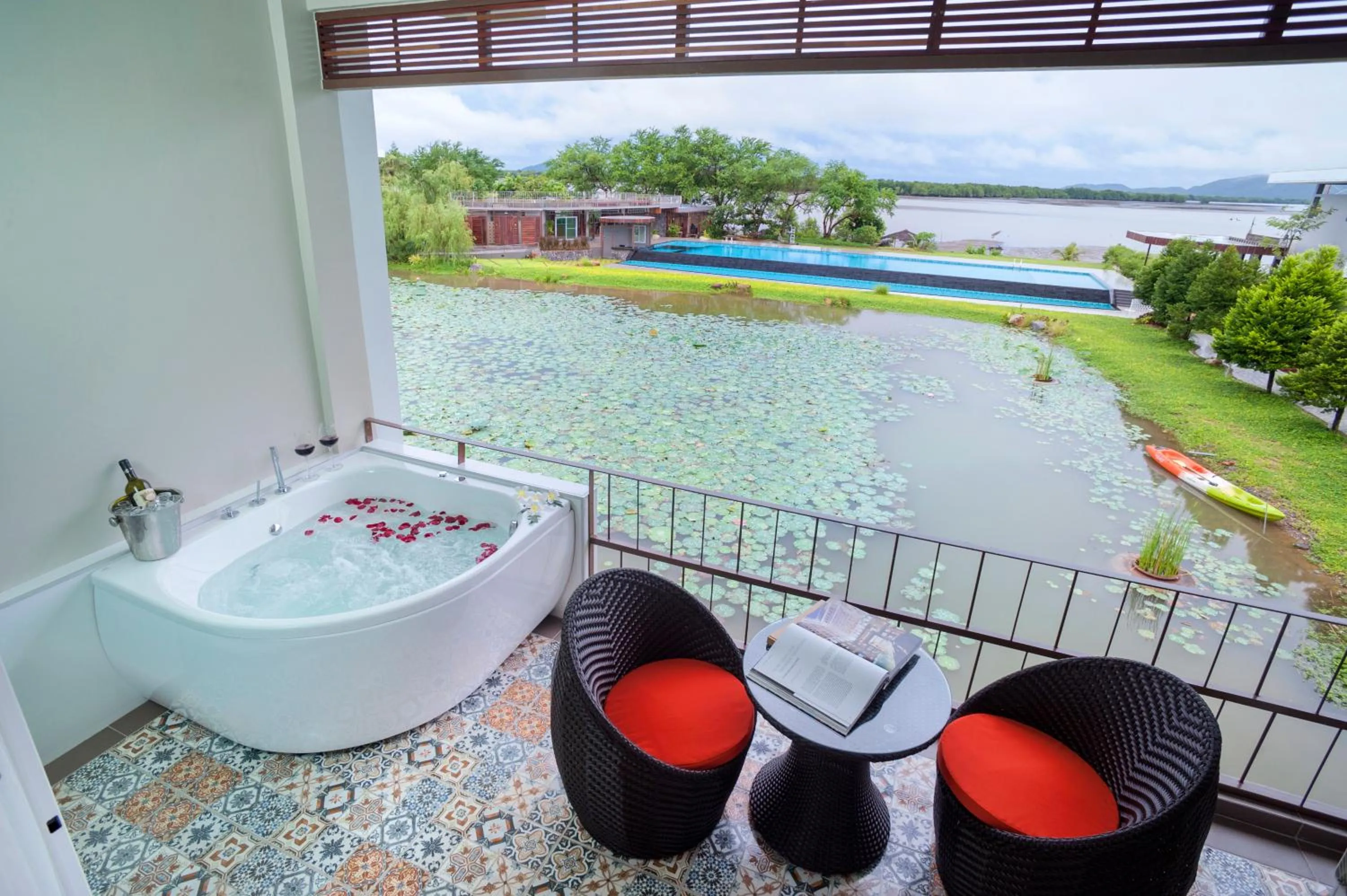 Deluxe Jacuzzi in Baan Rim Ao
