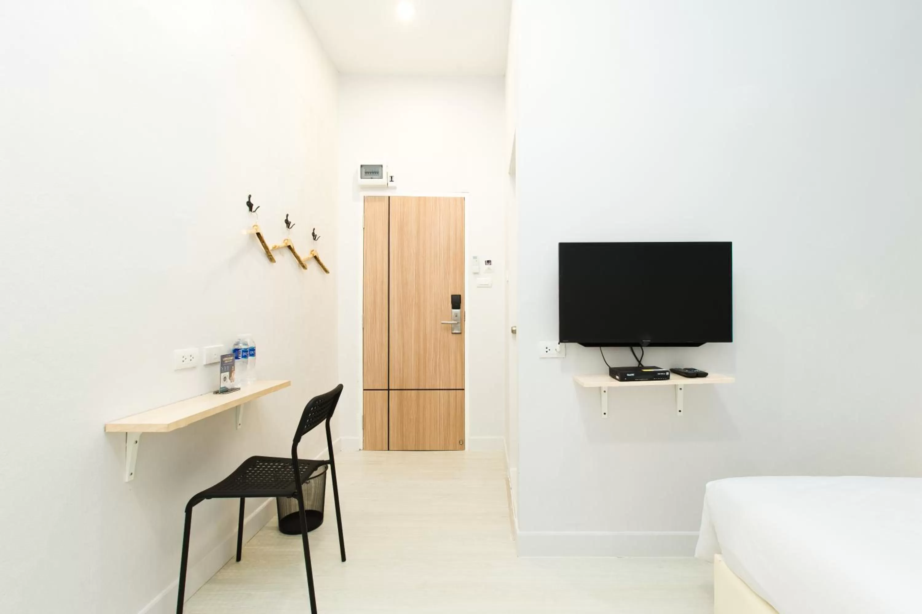 Superior Queen Room ( No Window) in Metro hotel