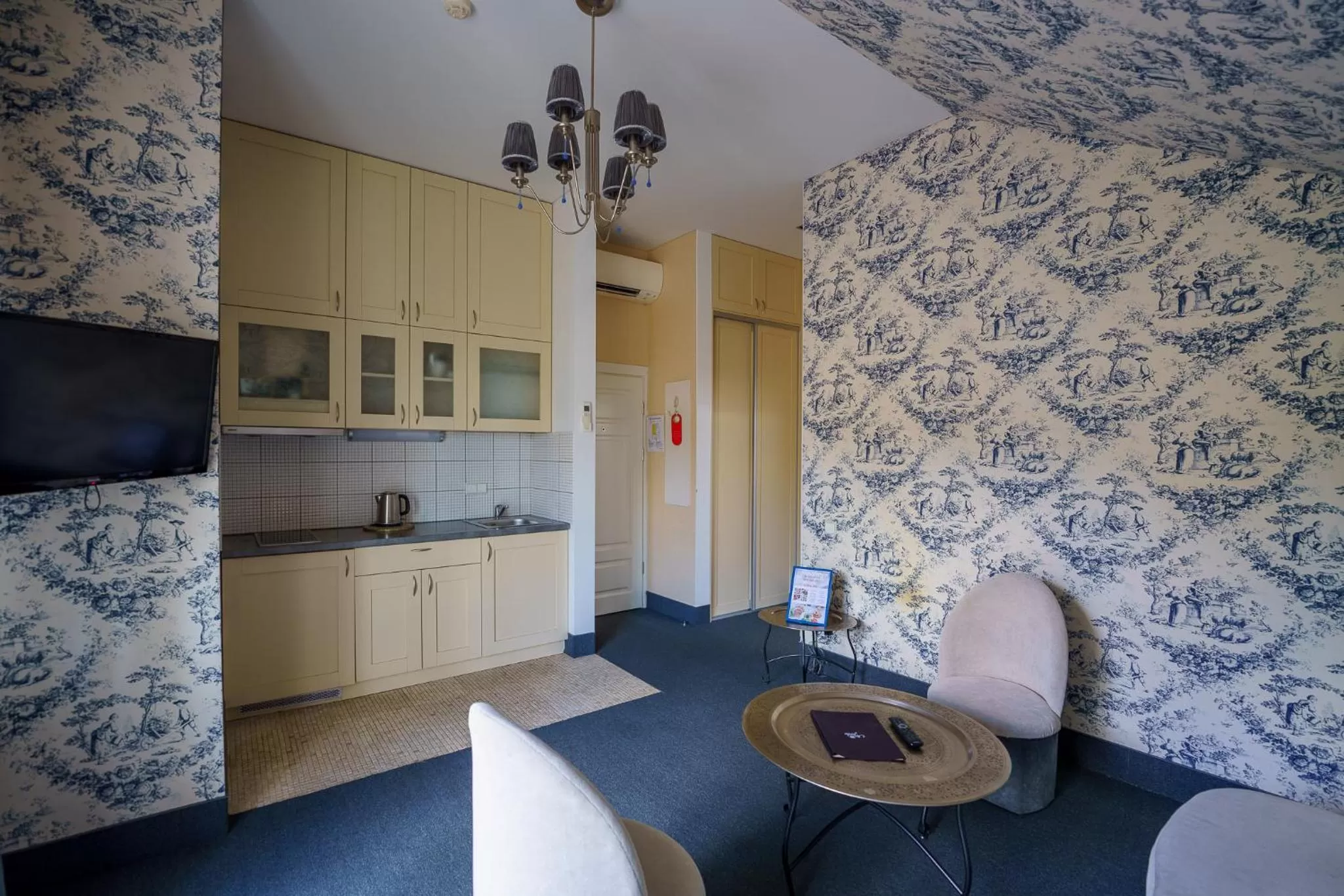 Deluxe Suite in Moon Garden Old Town Hotel