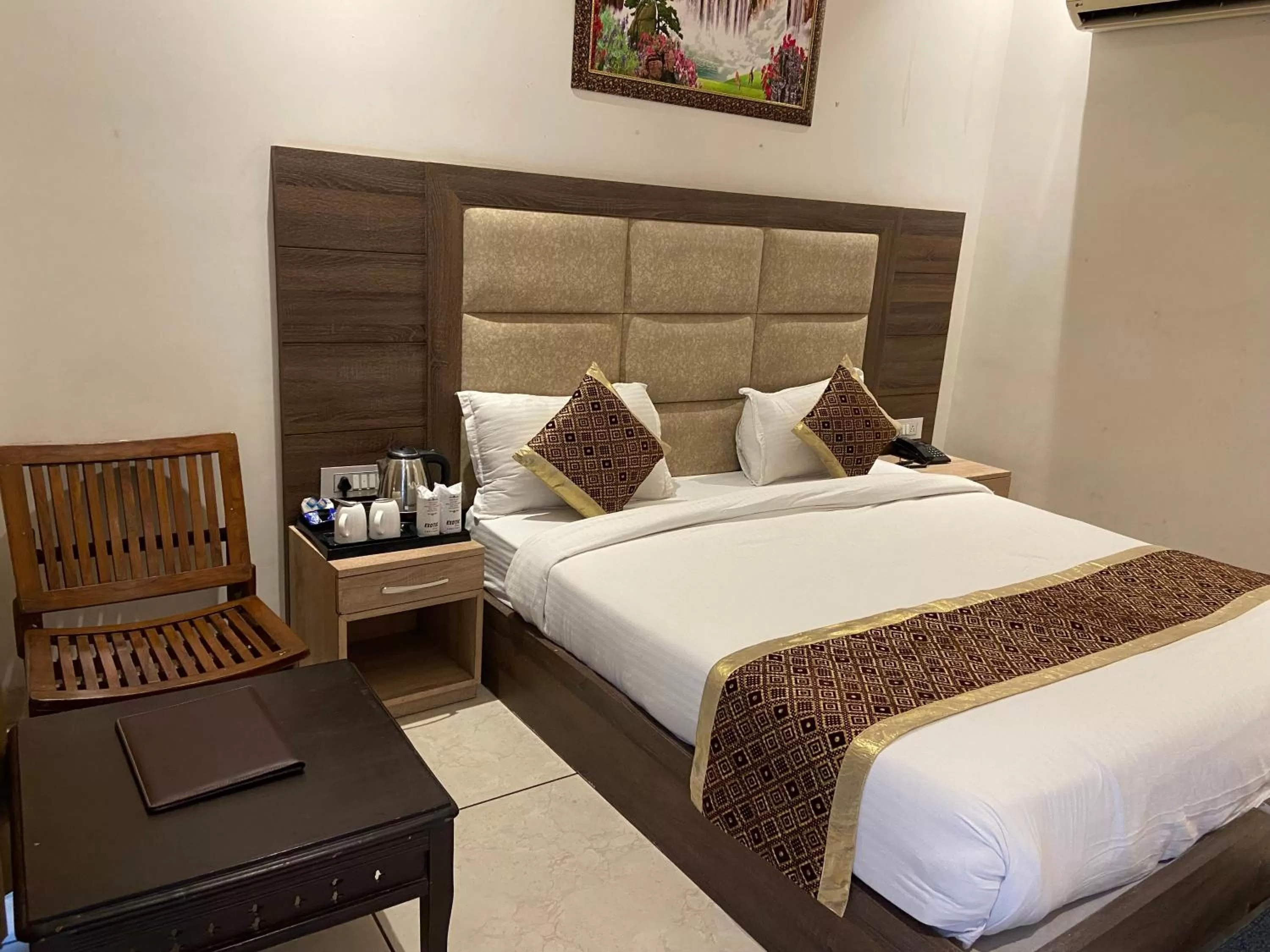 Deluxe Double Room in Hotel Exotic - 5 min walk from Golden Temple