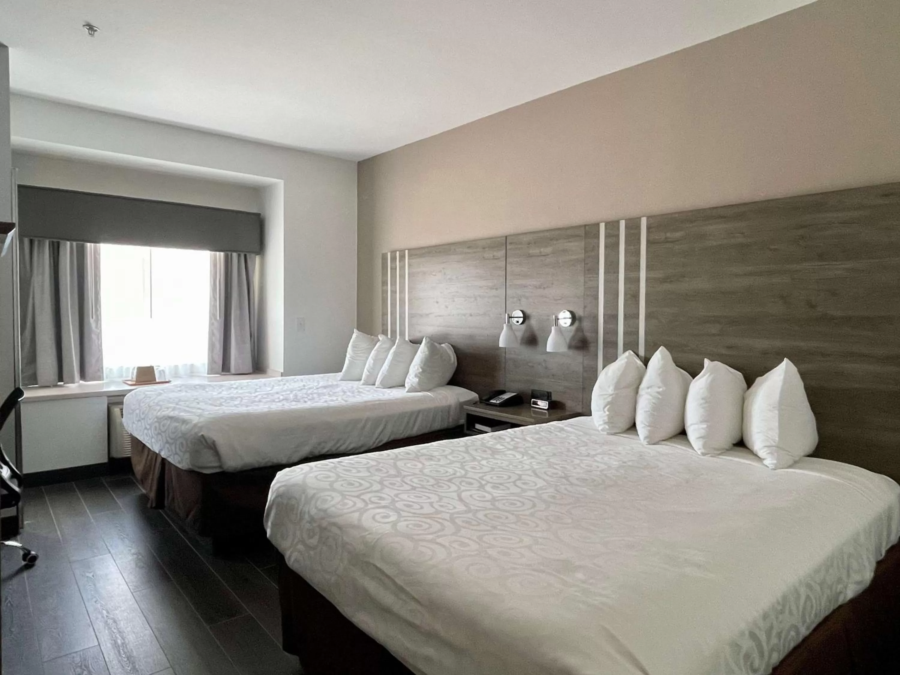 Queen Room with Two Queen Beds and Bath Tub - Disability Access in Best Western Roanoke Inn & Suites