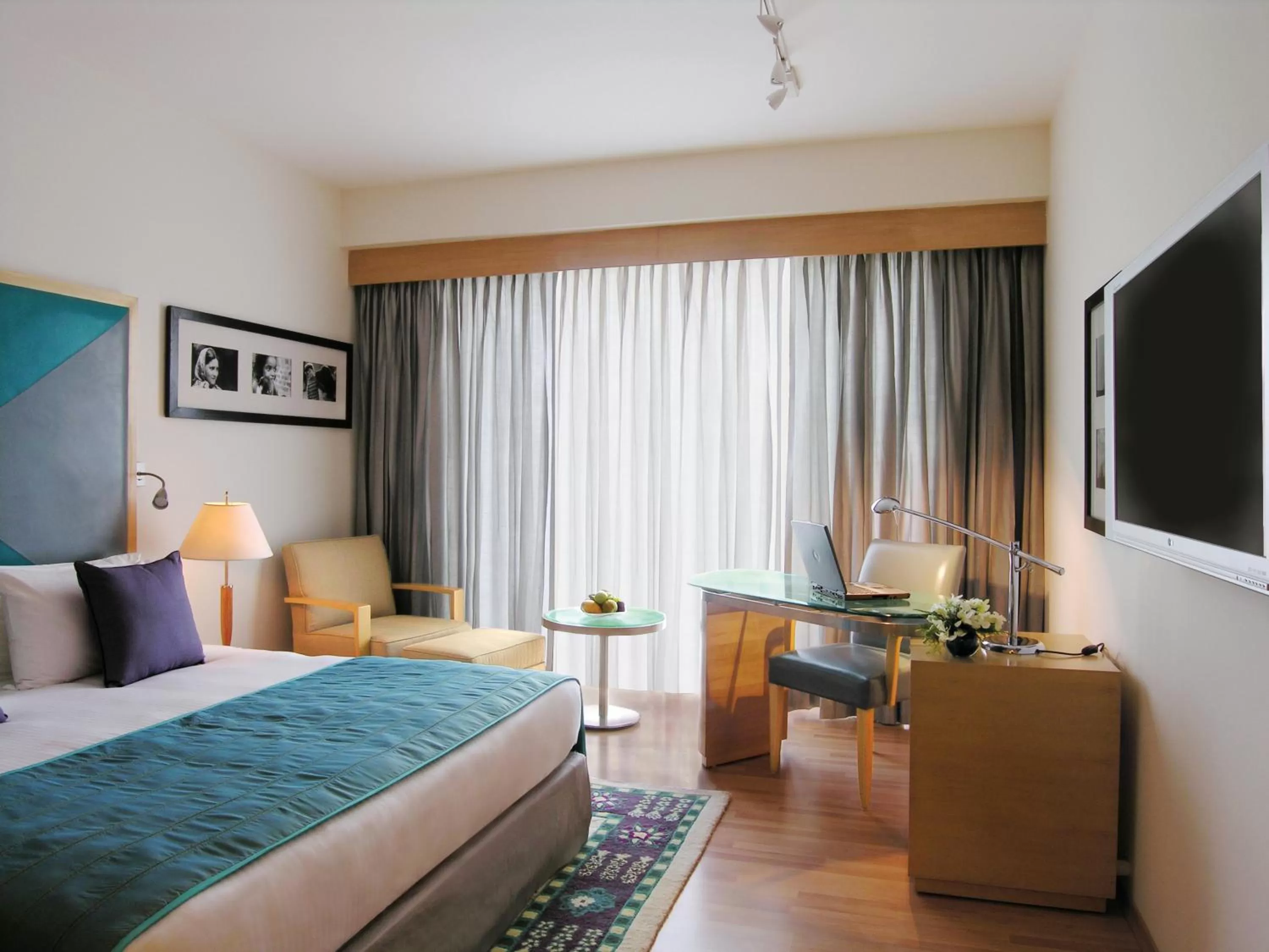 Deluxe Room Garden View Quen Bed - single occupancy in Taj Chandigarh