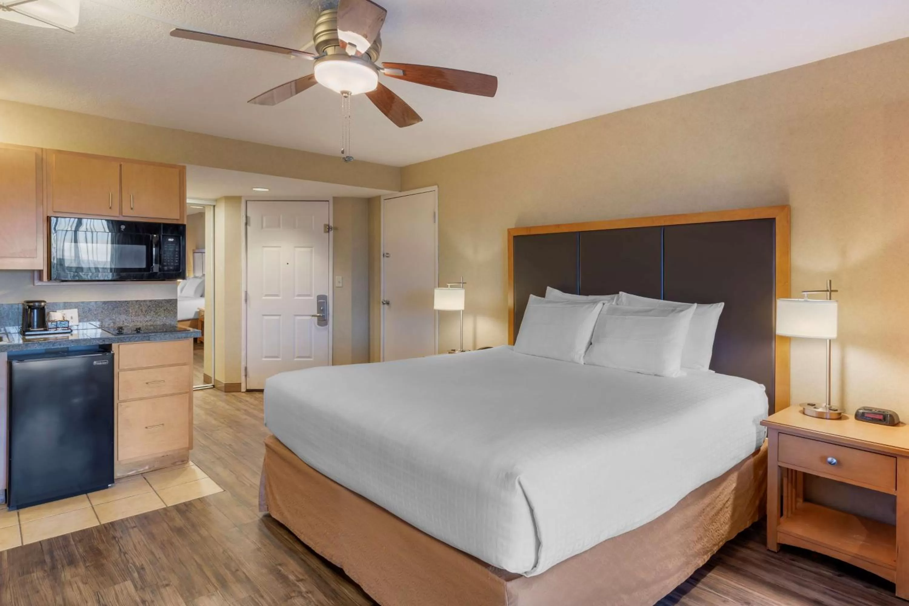 Ocean Front Ground Floor Dunes King & Queen in Best Western Plus Ocean View Resort