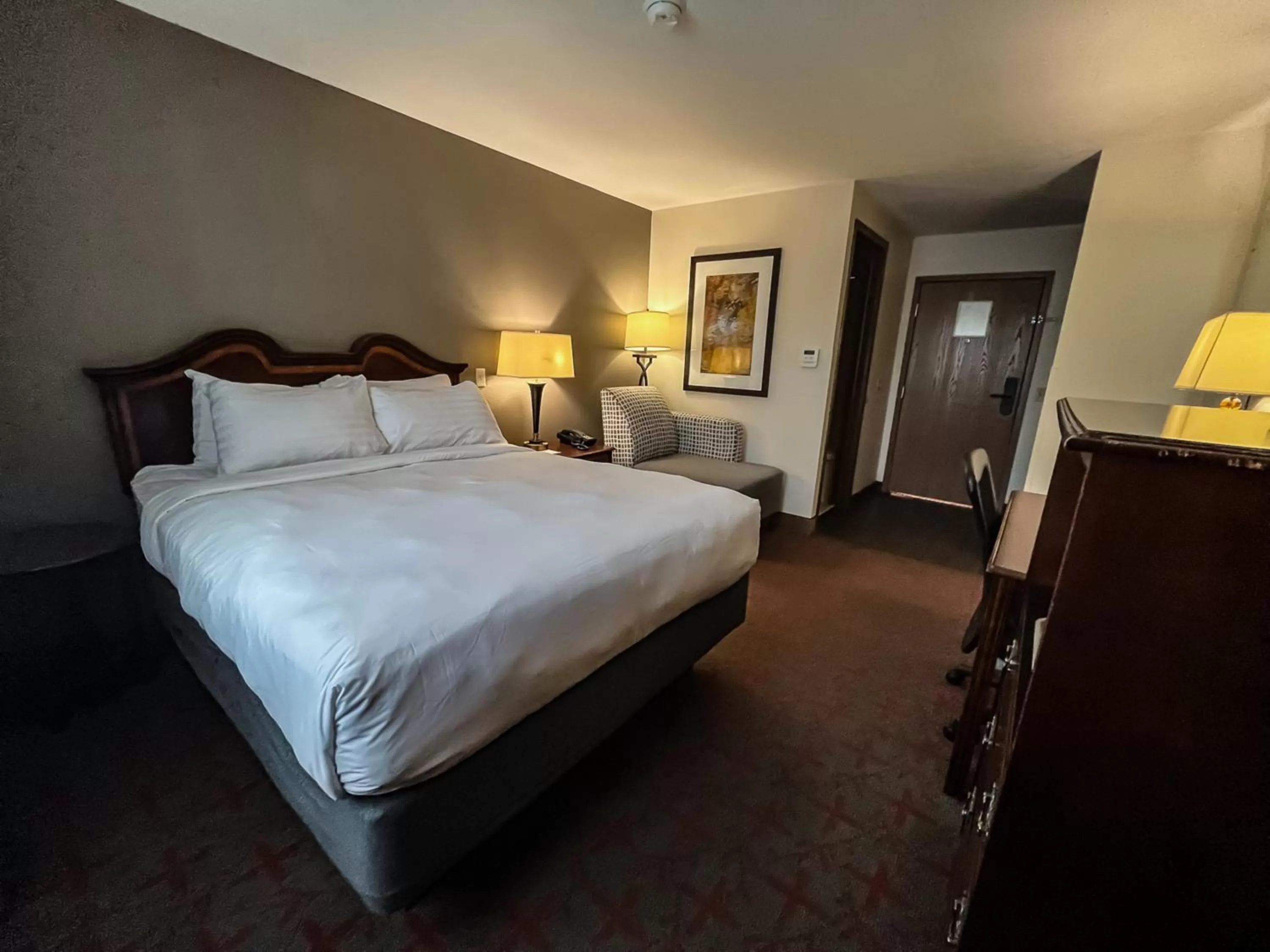 Queen Room in Harbor Winds Hotel