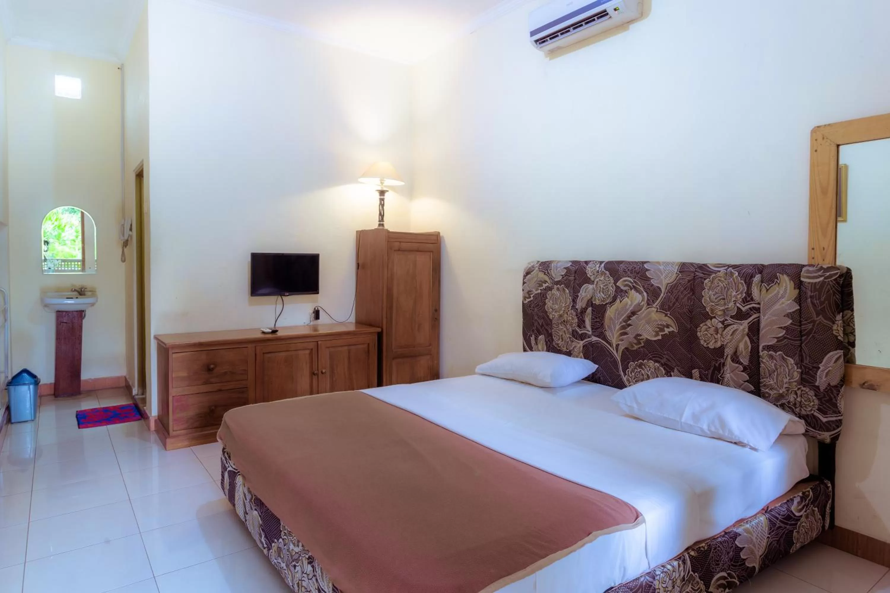 Standard Double Room in Hotel Mahkota Plengkung by ecommerceloka