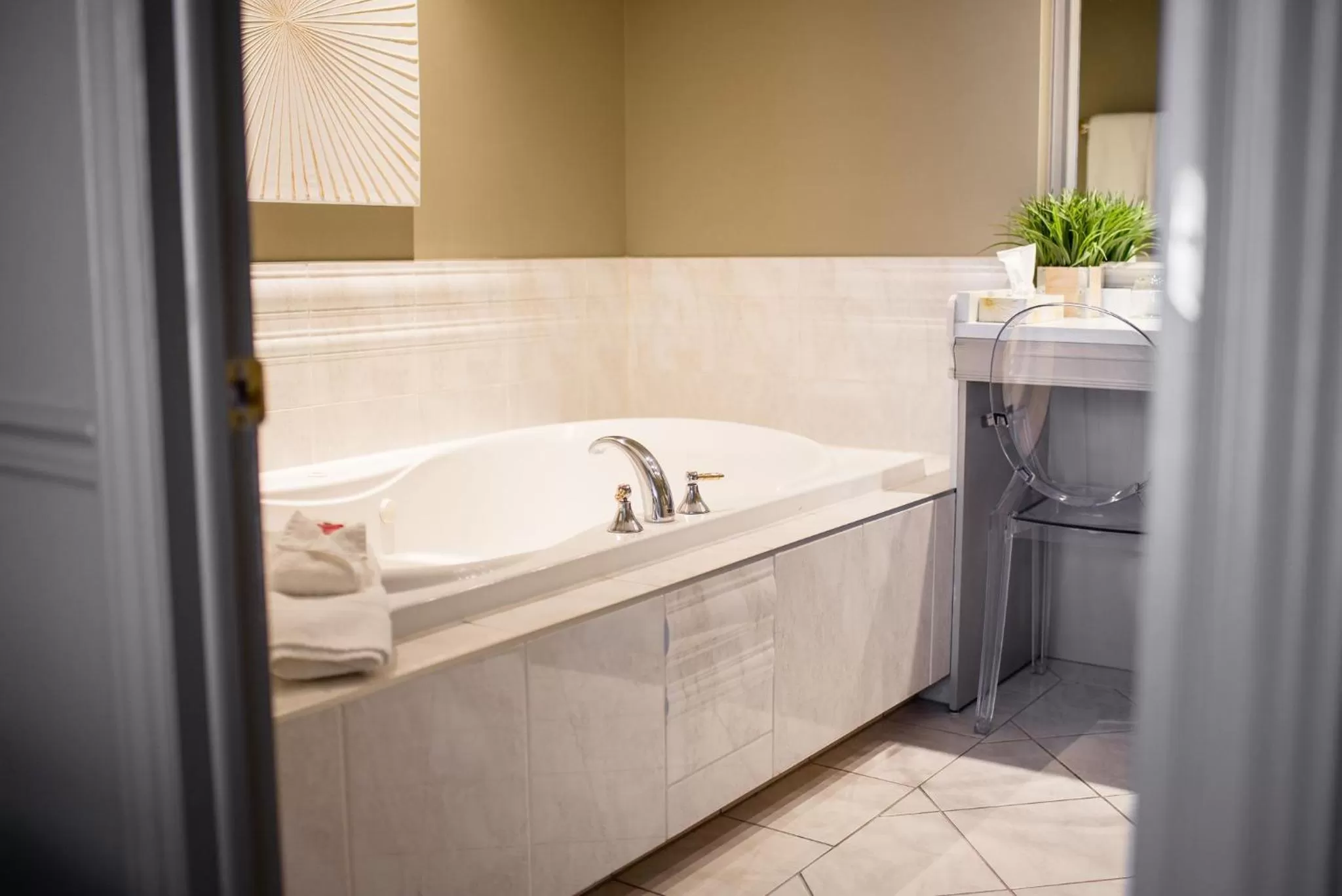 One-Bedroom Luxury King Suite - Non-Smoking in Ramada by Wyndham Cornwall