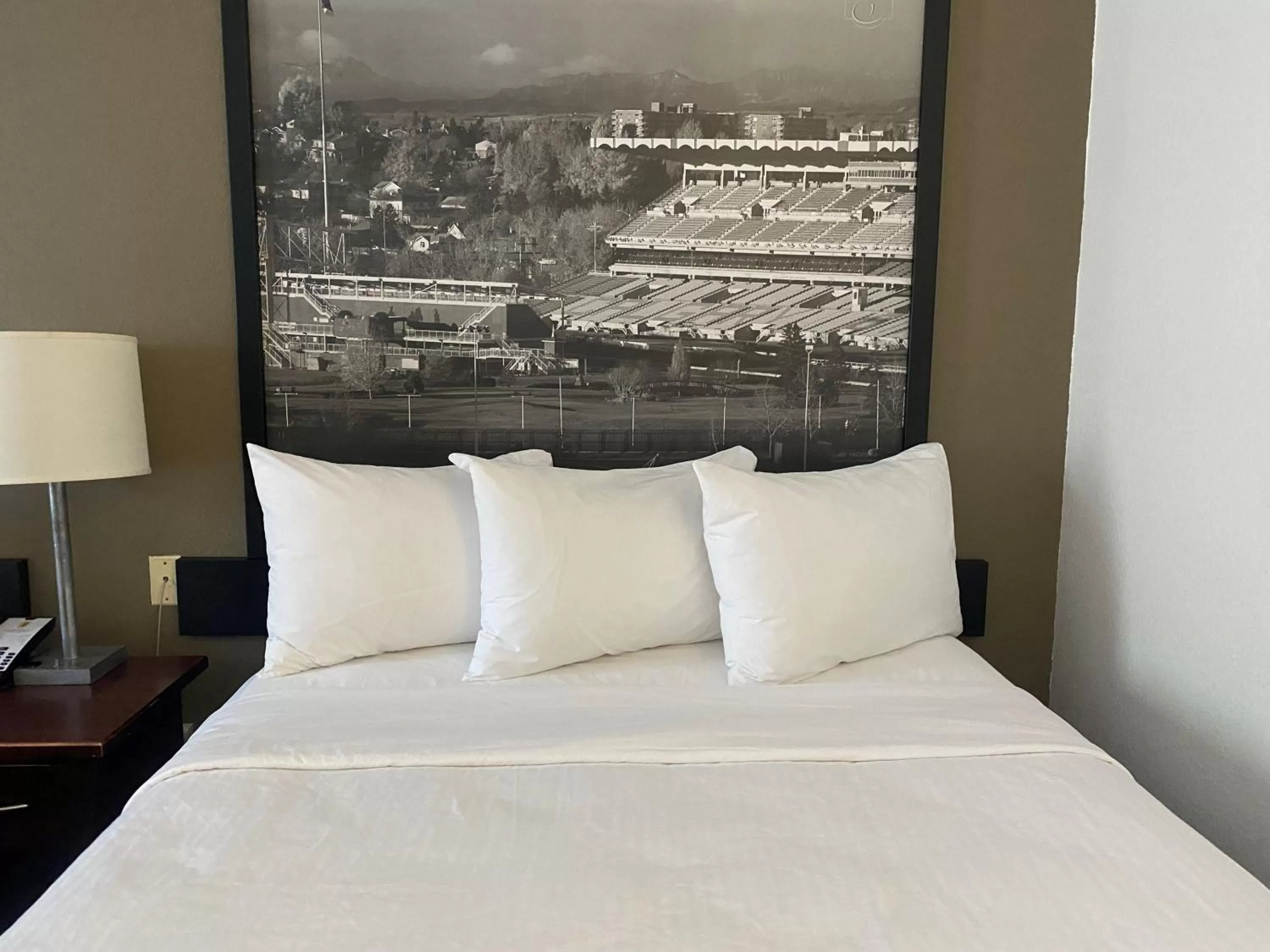 Queen Room with Bath Tub - Mobility Accessible/Non-Smoking in Super 8 by Wyndham Calgary Shawnessy Area