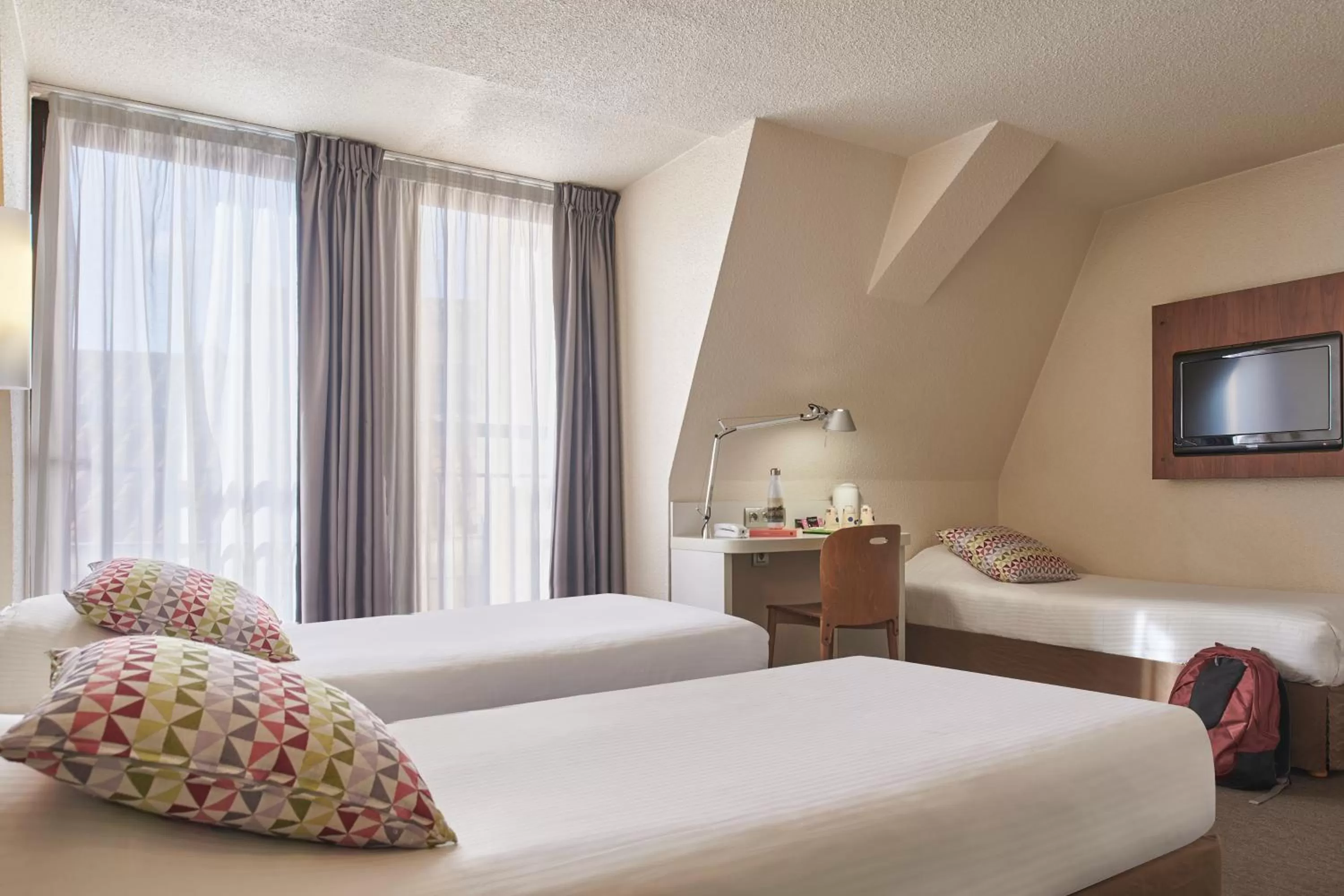 Standard Room with Three Single Beds in Campanile Lyon Centre - Berges du Rhône