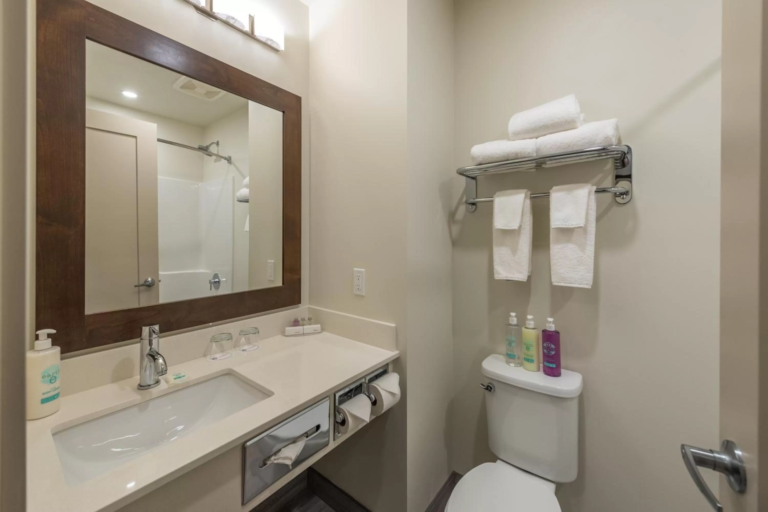 Coast King with Galley Kitchen in Coast Oliver Hotel