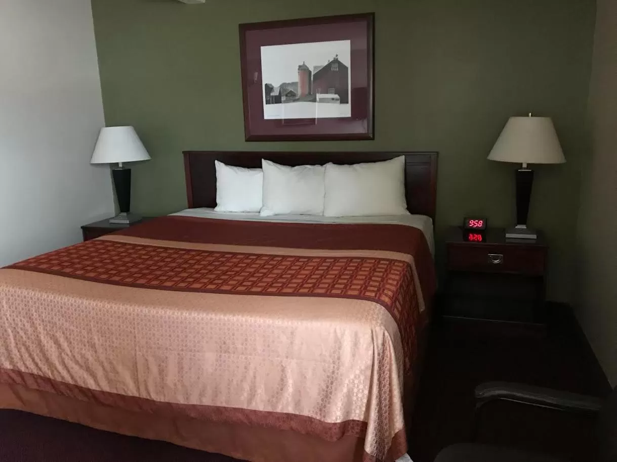 Deluxe King Suite in Heartland Hotel & Suites
