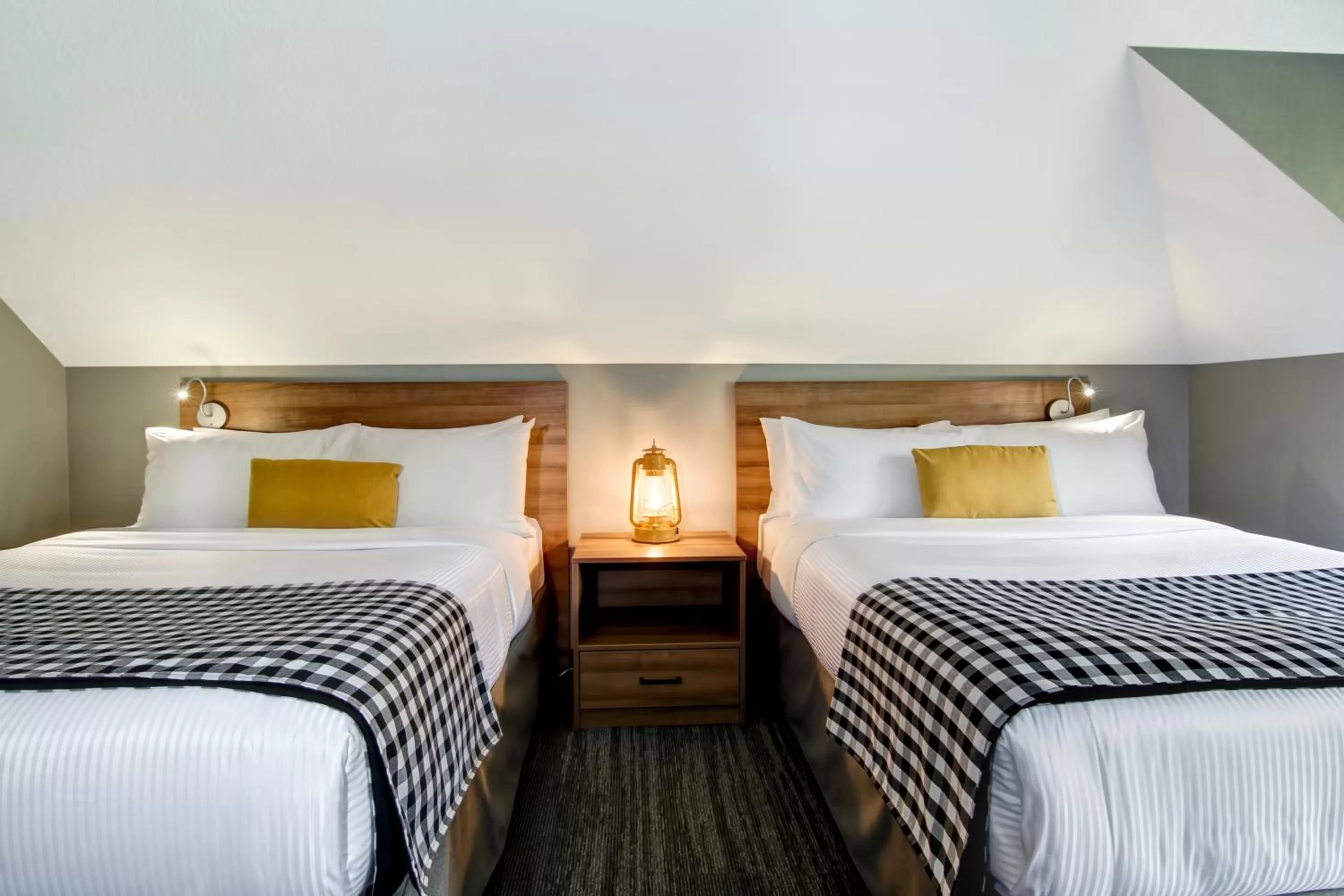 Queen Room with Two Queen Beds - Pet Friendly in Canalta Lodge