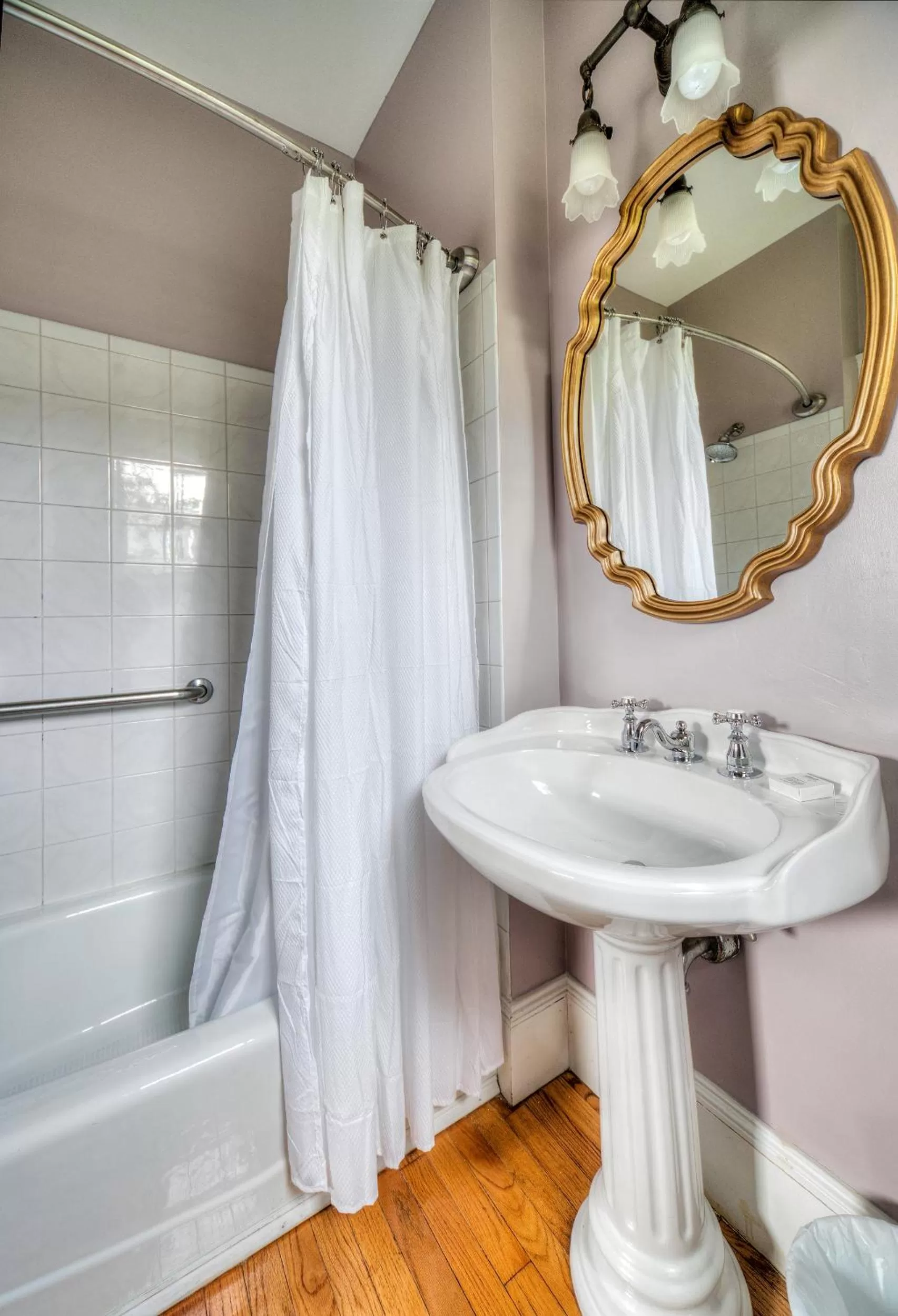 Deluxe King Room in The Water Street Inn