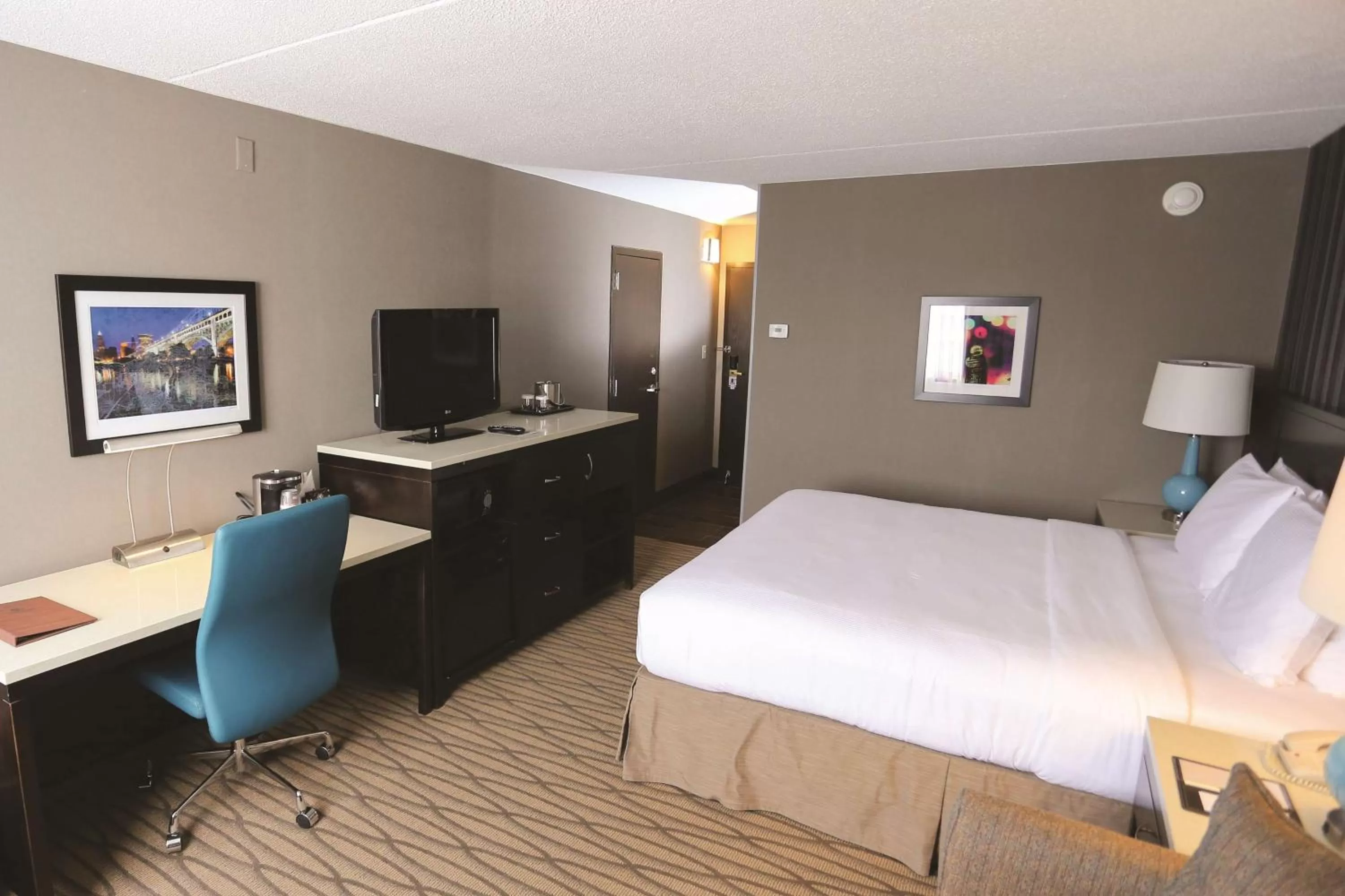 King Room with Sofa Bed - Pool View in Wyndham Garden Westlake
