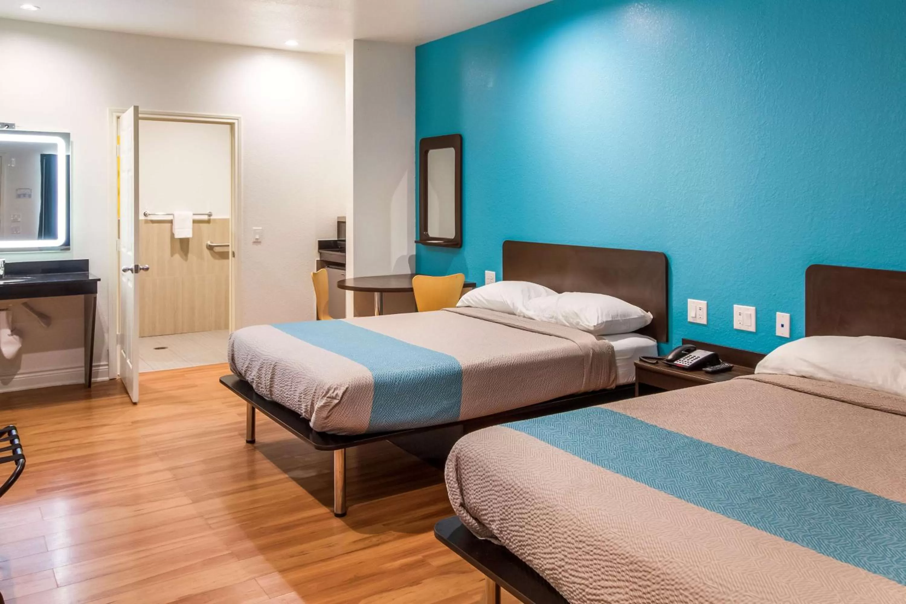 Deluxe Queen Room with Two Queen Beds - Smoking in Motel 6-Houston, TX - North