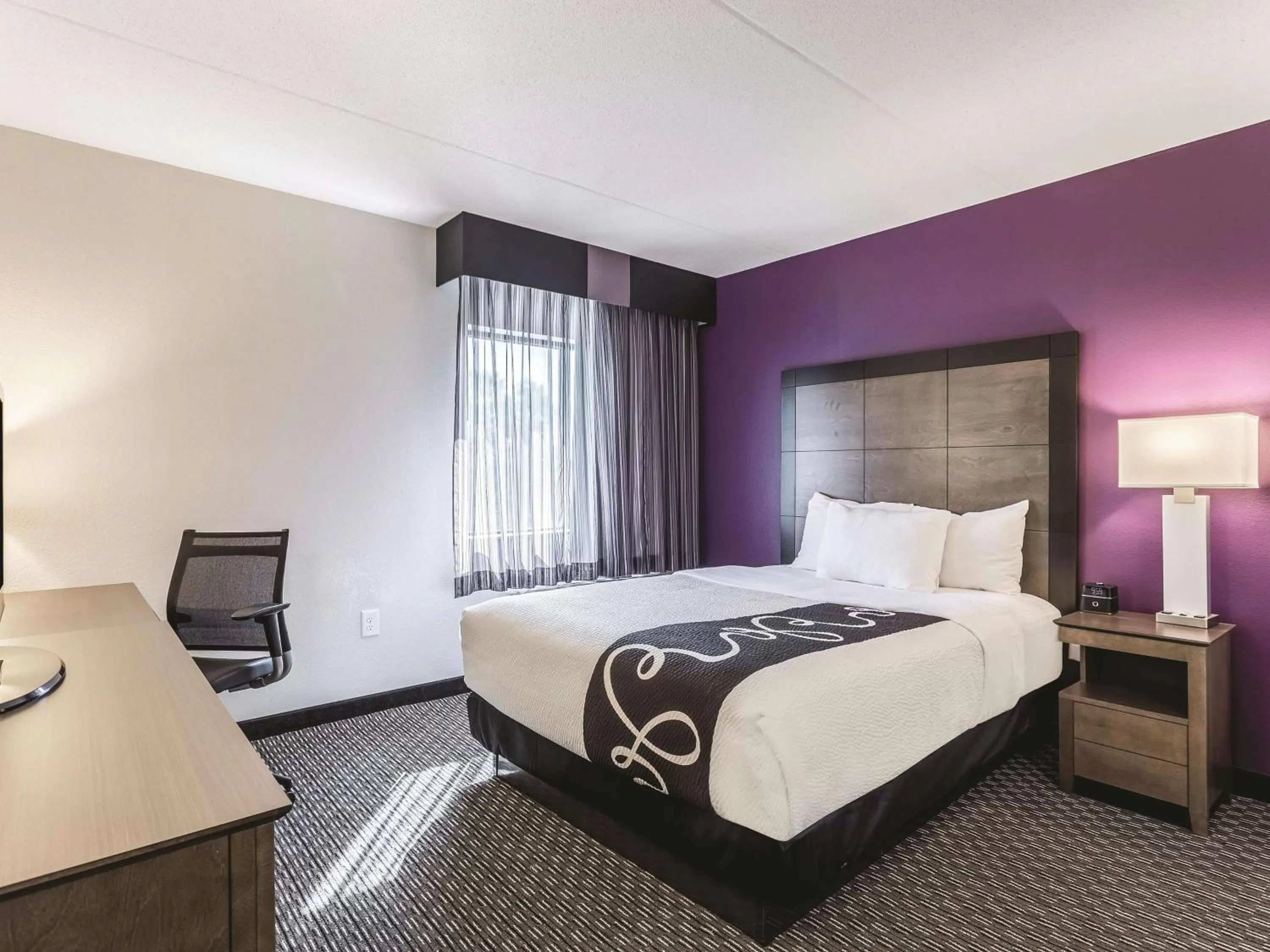 Deluxe Queen Room - Non-Smoking in La Quinta by Wyndham Columbia / Fort Meade