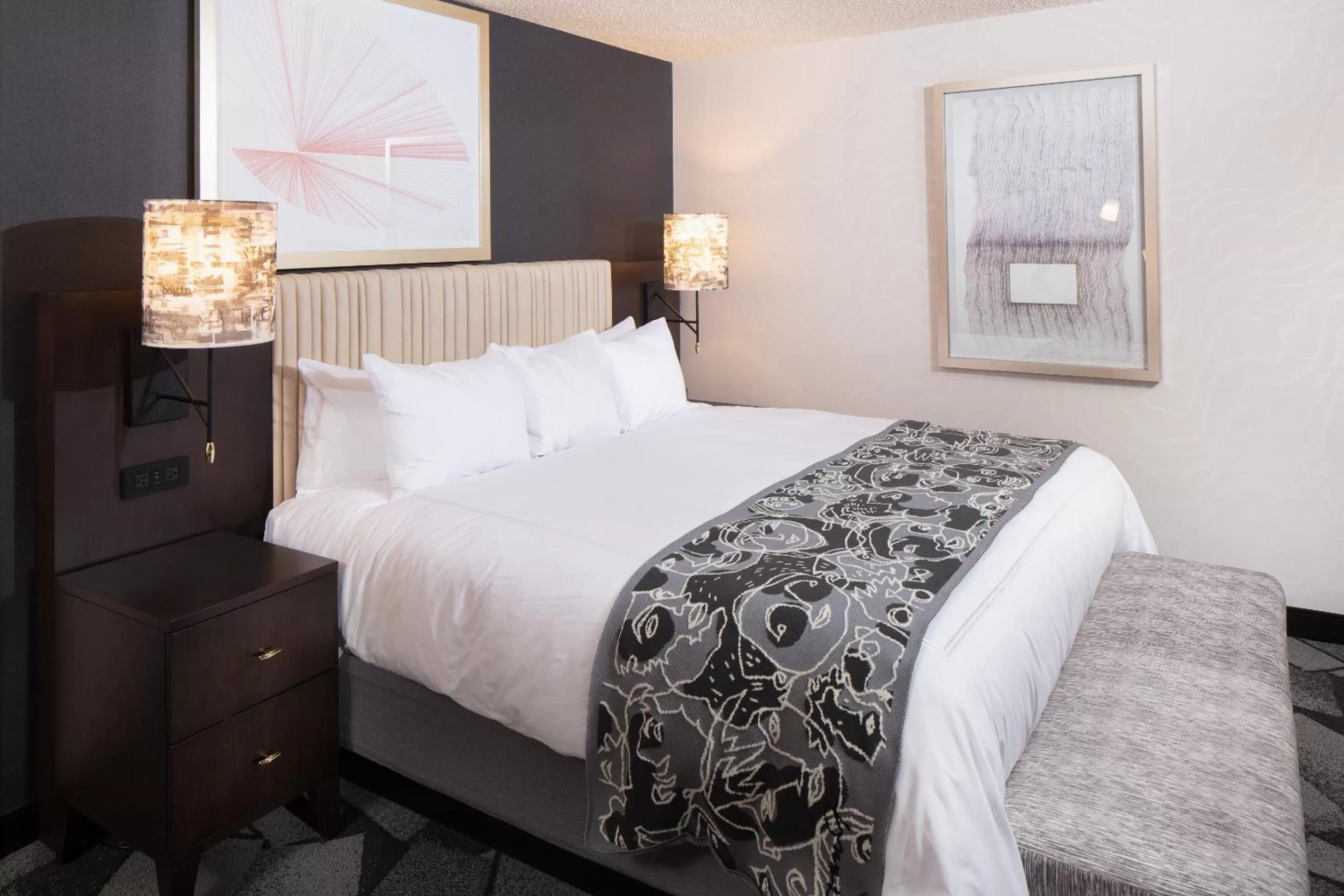 Oversize Corner King with Seating Area with Study Access in Saint Kate - The Arts Hotel