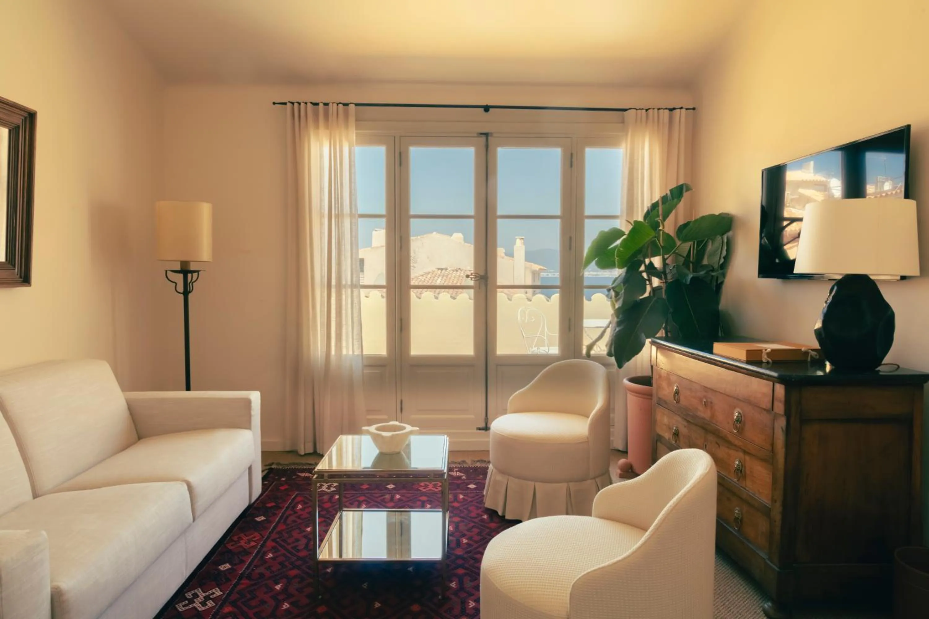 Prestige Tropezian suite with Terrace and Sea View in Hotel la Ponche