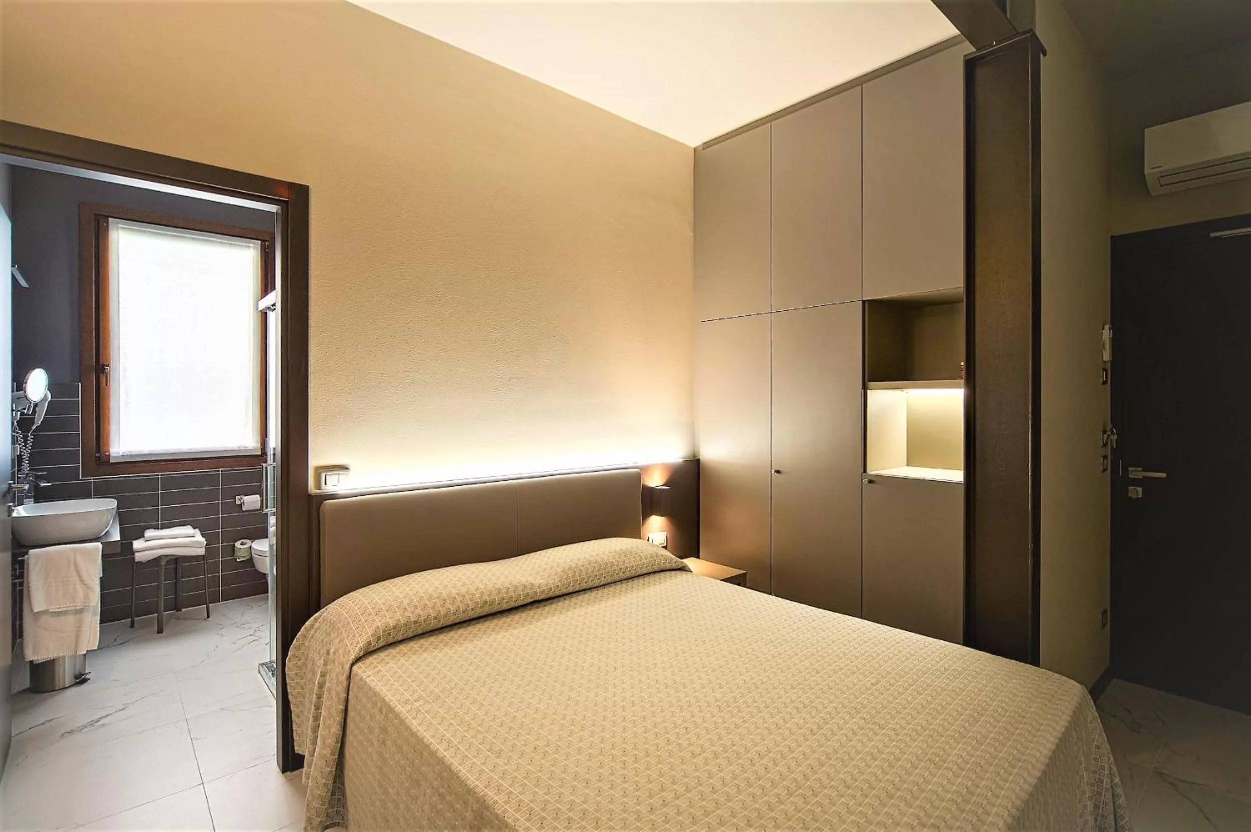 Single Room in Hotel Aaron