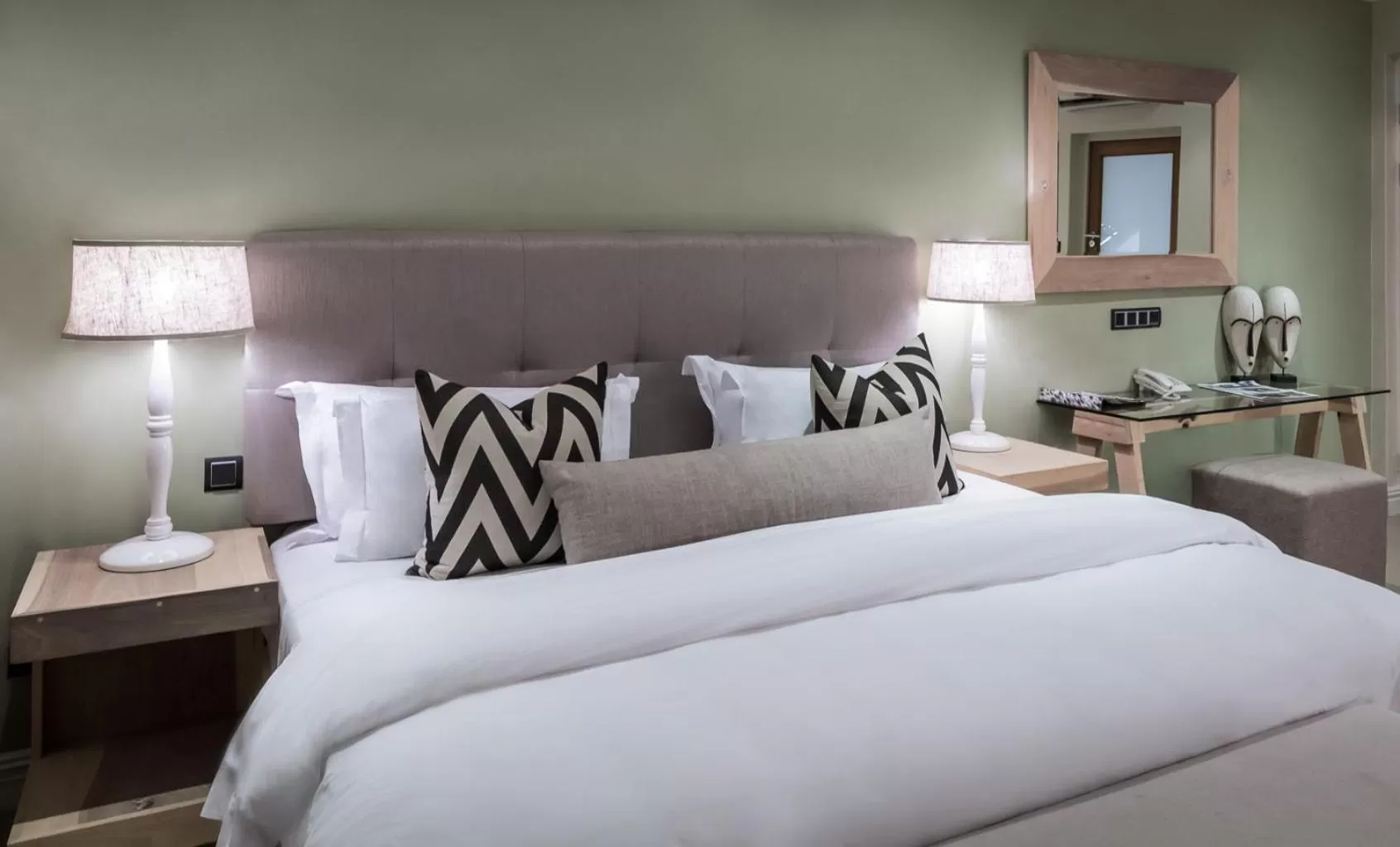 Deluxe King Room in Sugar Hotel