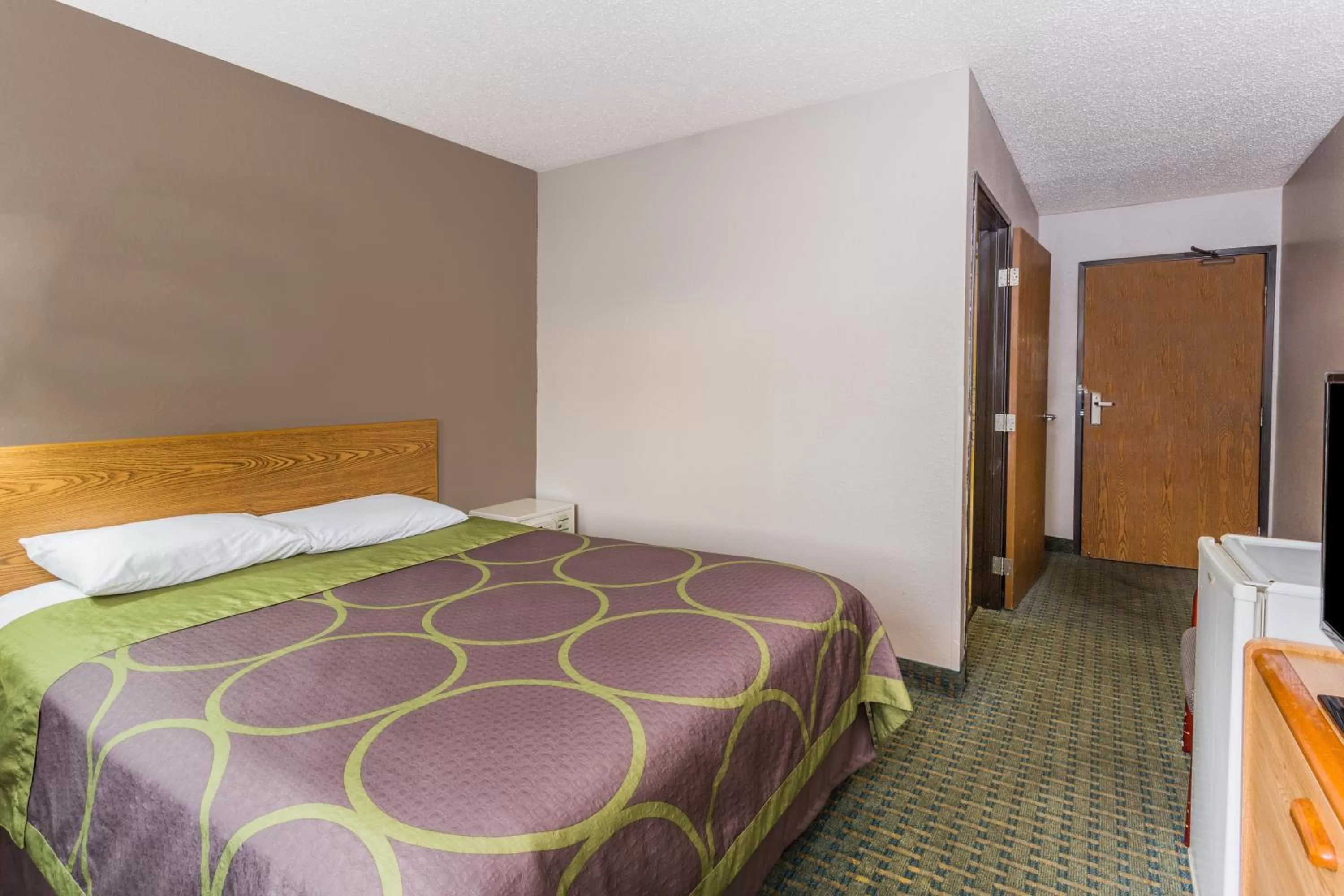 Queen Room - Disability Access/Non-Smoking in Super 8 by Wyndham St. Charles