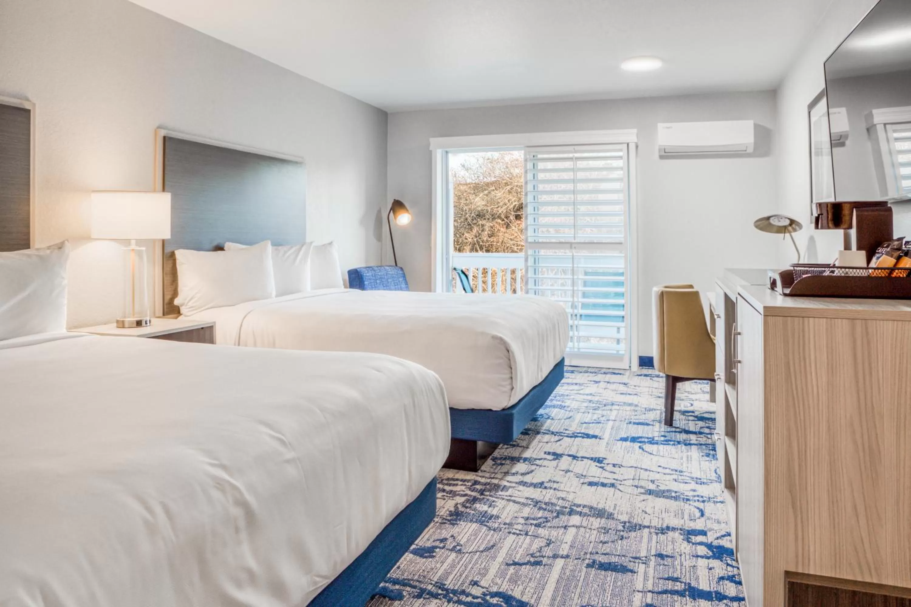 Queen Room with Two Queen Beds and Balcony in Creekside Inn Downtown