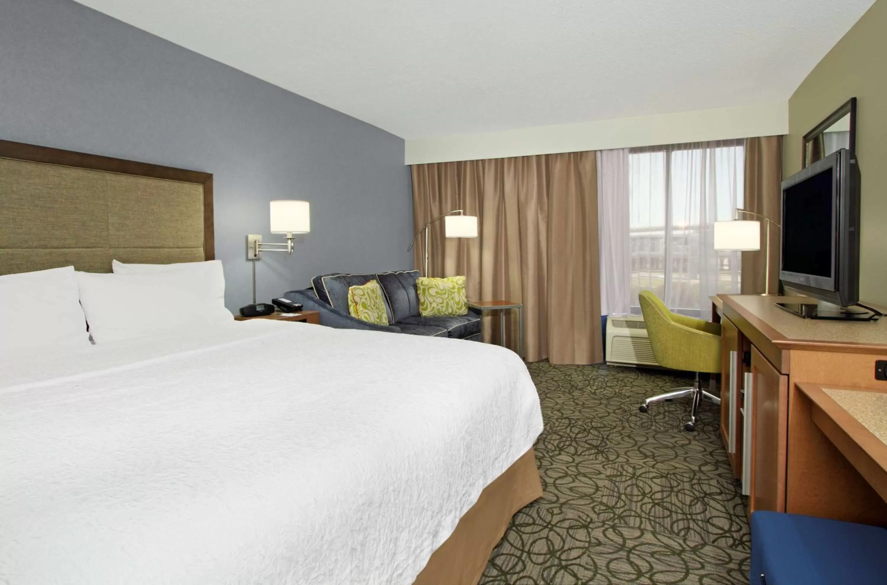 King Room with Sofa Bed - Hearing Accessible/Non-Smoking in Hampton by Hilton Austin South - I-35 & Ben White