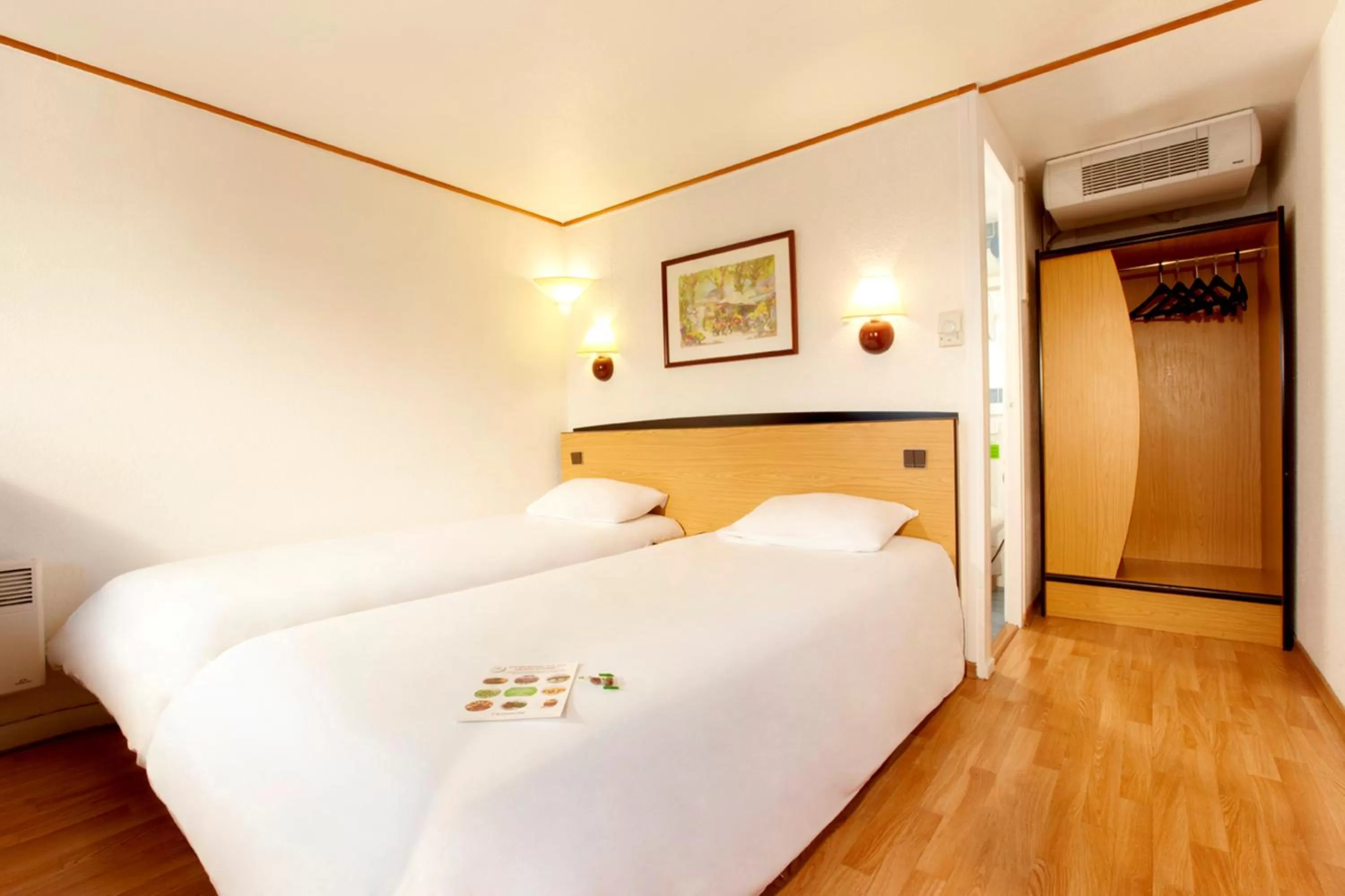 Photo of the whole room in Campanile Clermont-Ferrand ~ Thiers