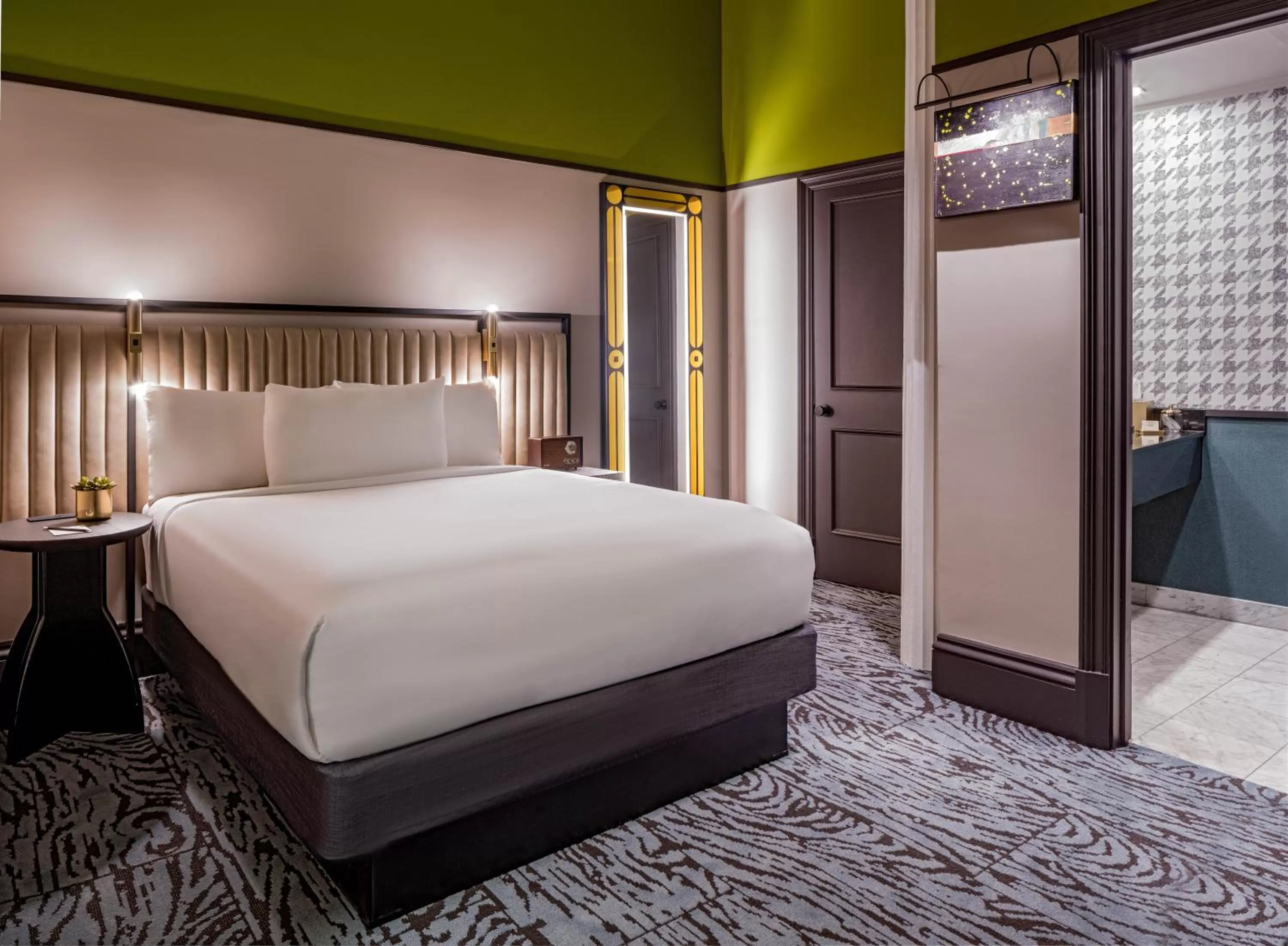 Interior Queen Room in Pelham Hotel