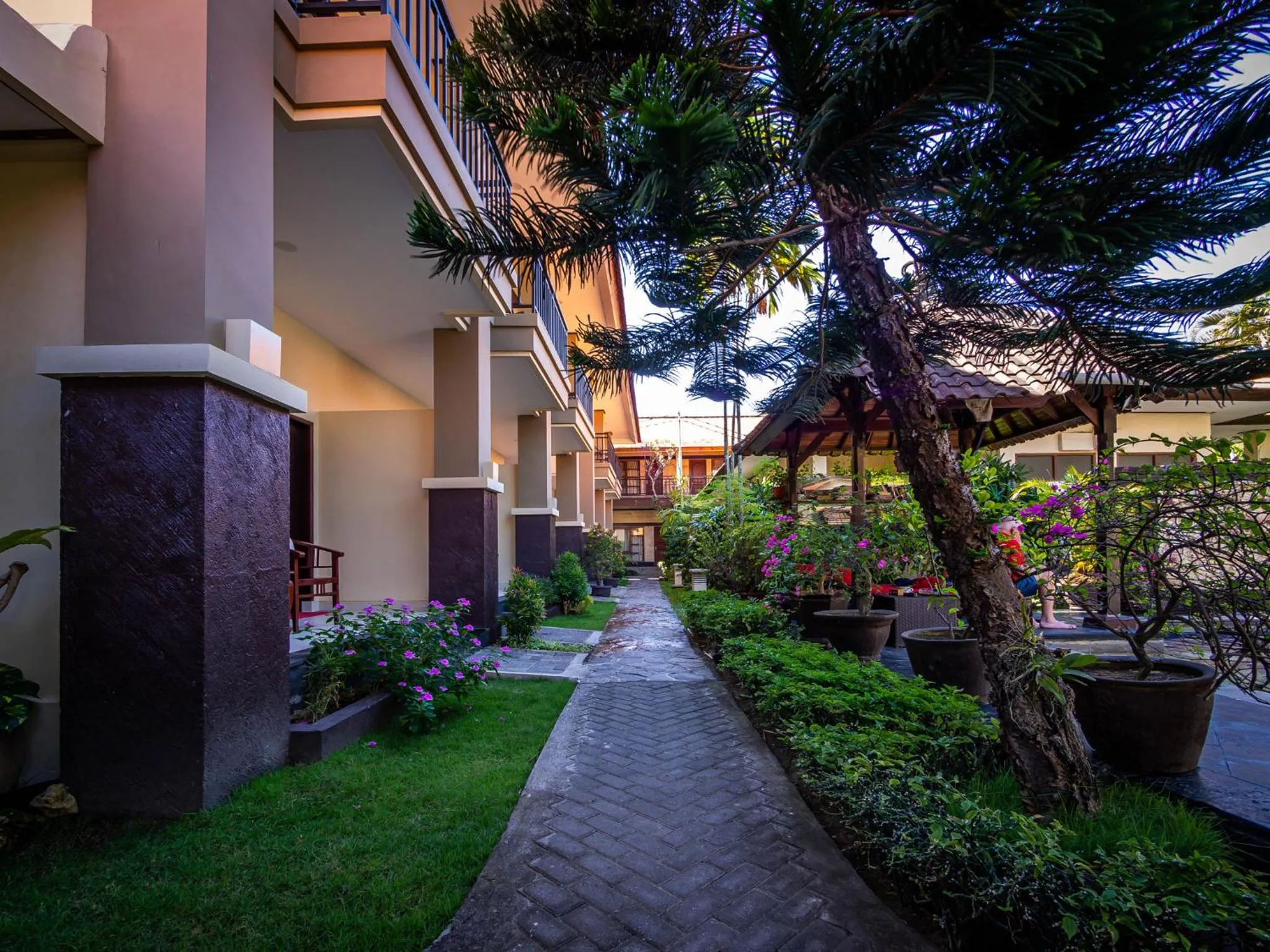 Garden in Yulia Beach Inn Kuta
