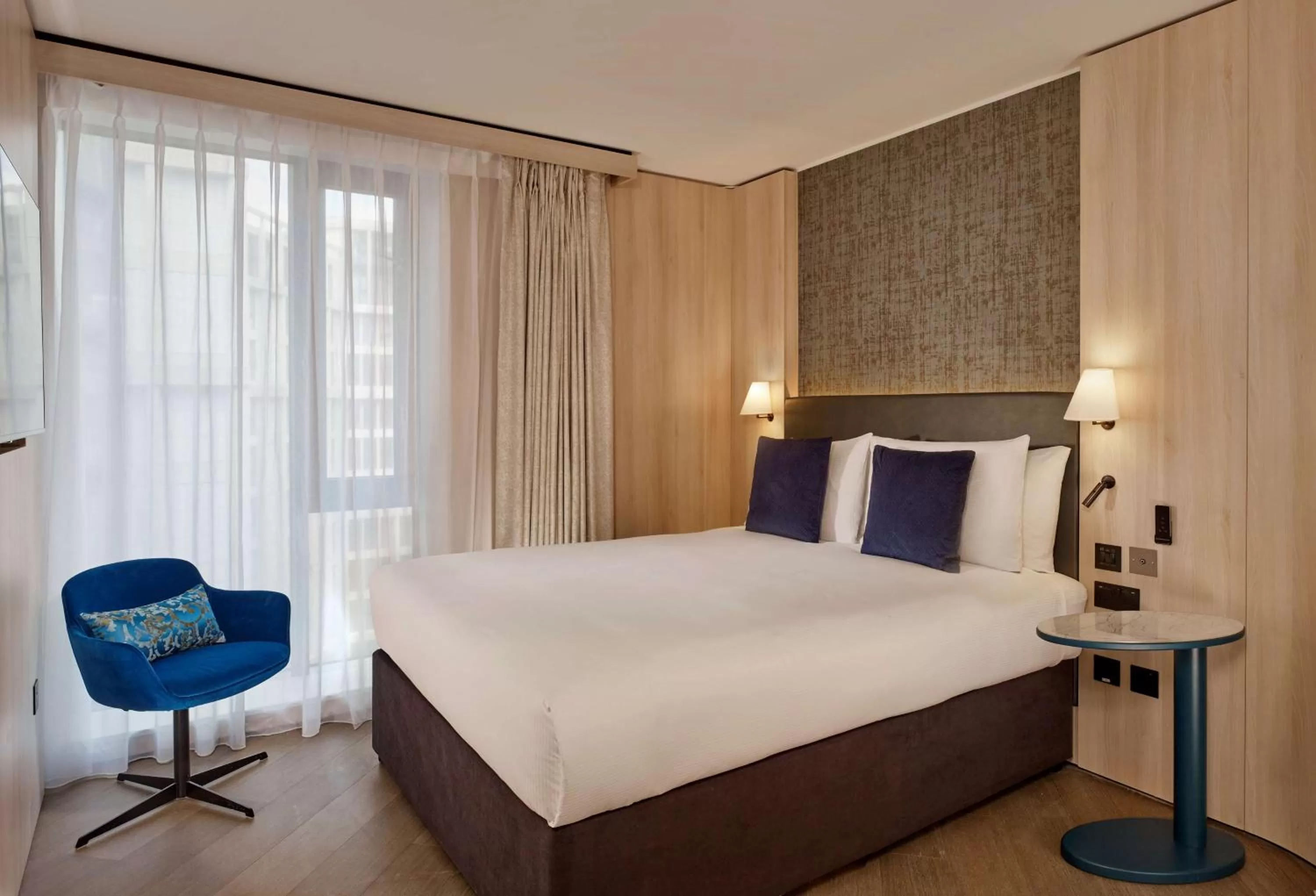 Queen Room - Mobility Access in The Westminster London, Curio Collection by Hilton