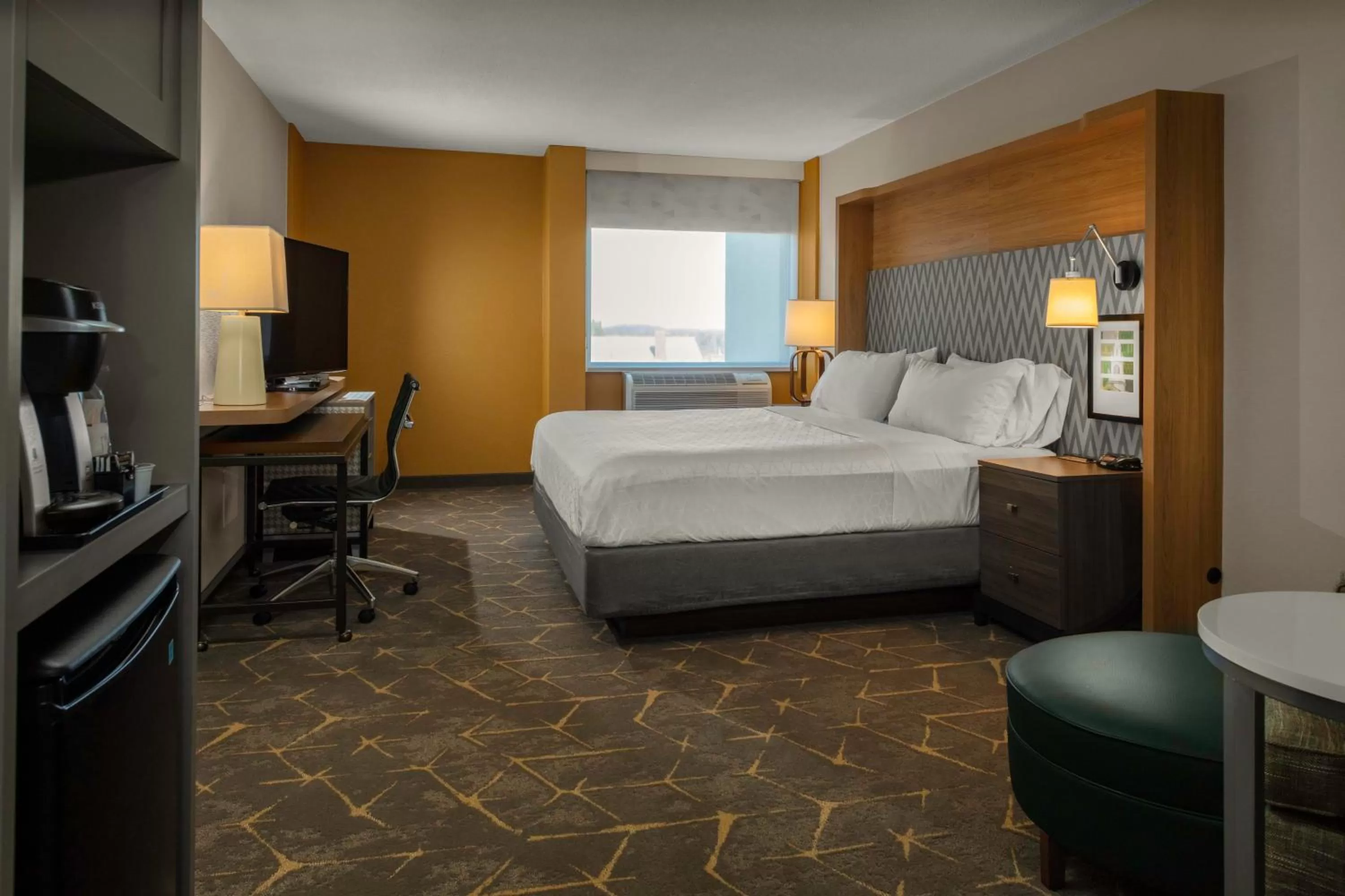 Premium Corner King Room in Holiday Inn Boston - Dedham Hotel & Conference Center by IHG