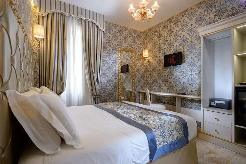 Budget Twin Room in Hotel Canaletto
