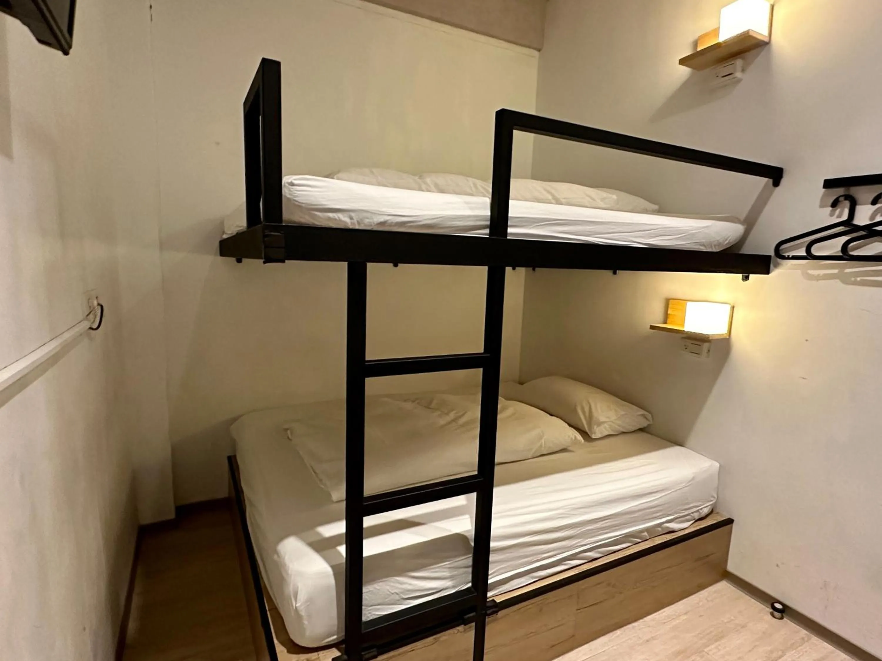 Twin Room with Bunk Bed - No window in Taipei Sunny Hostel