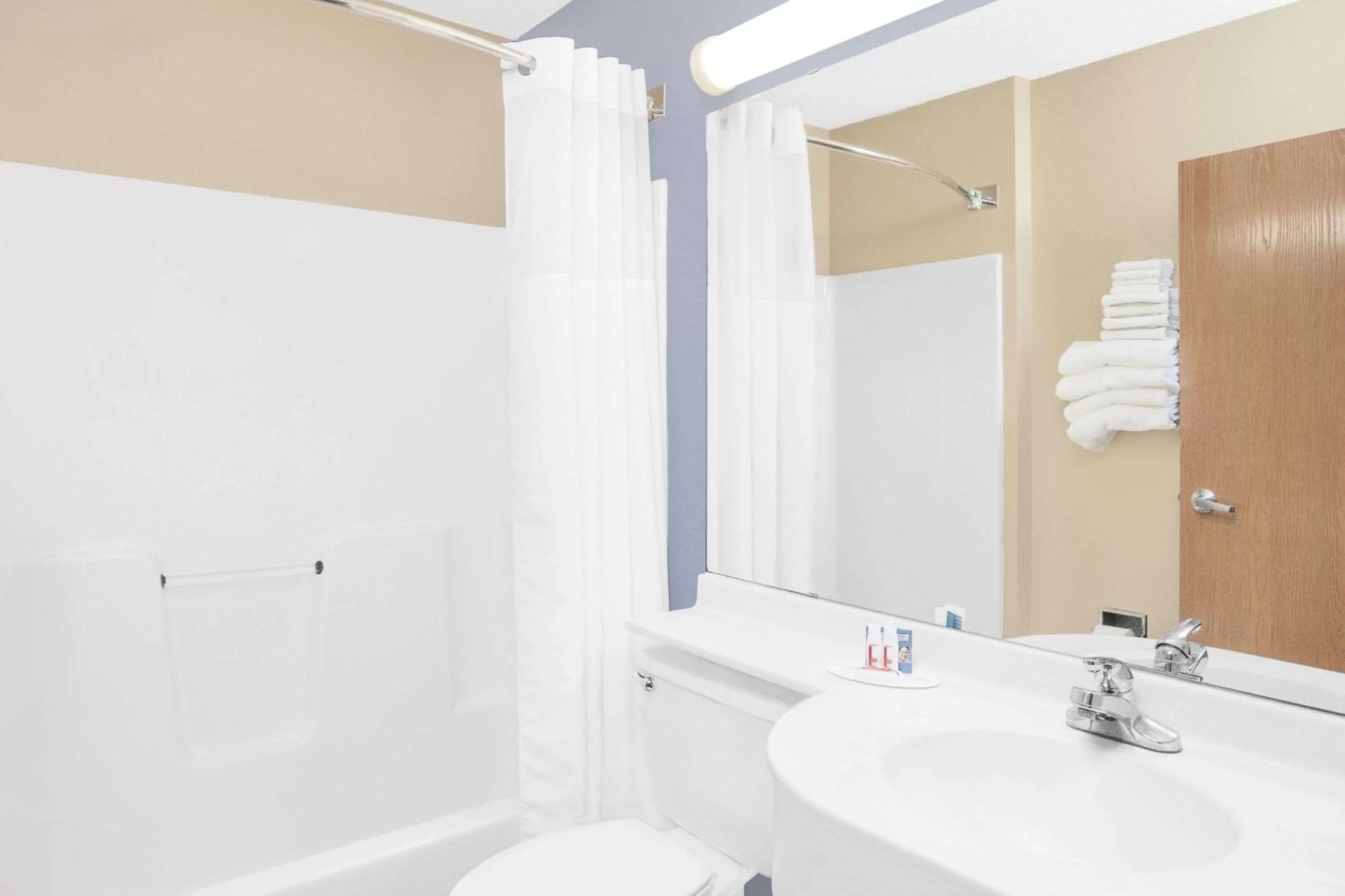 Queen Room - Non-Smoking in Microtel Inn and Suites Clear Lake