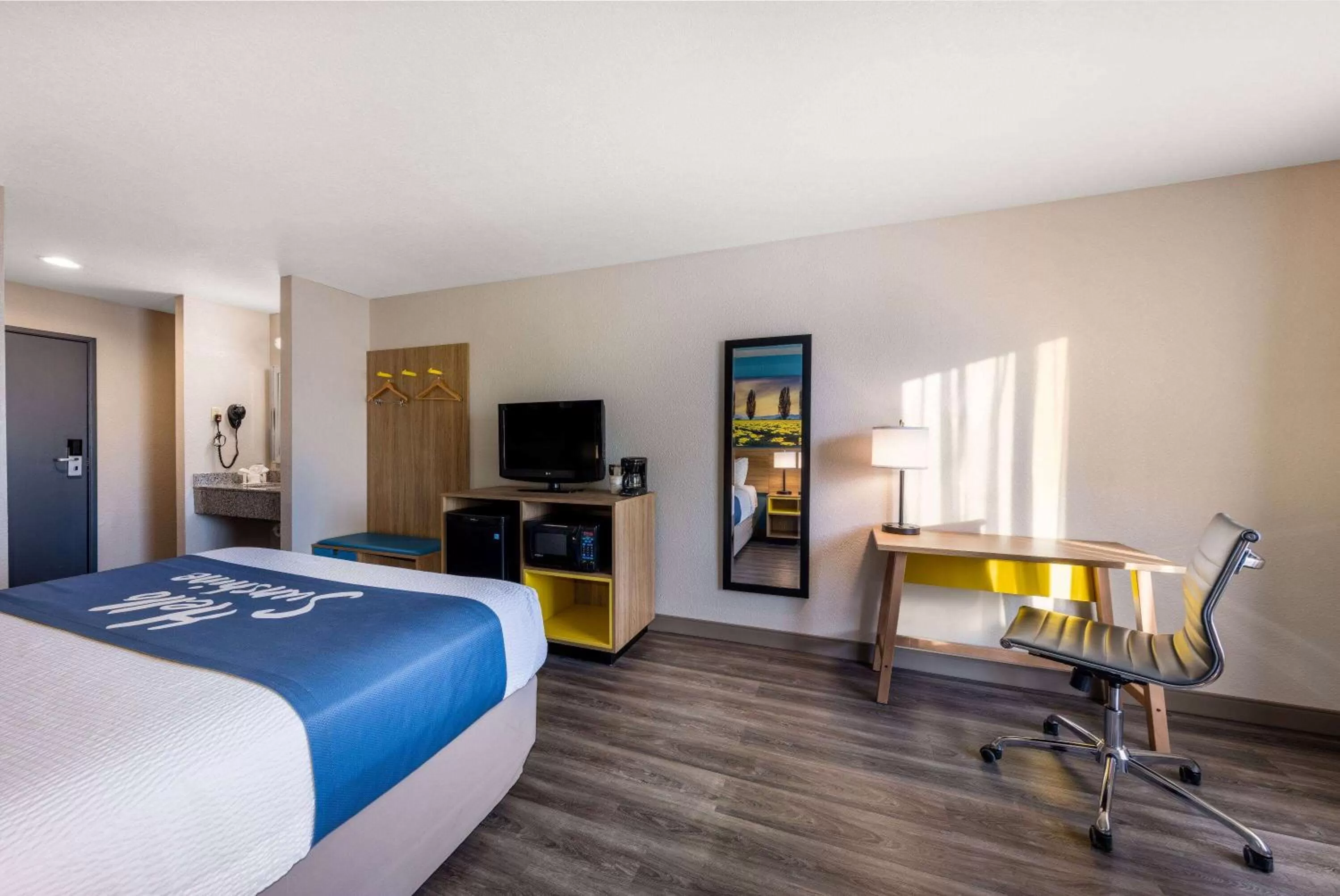 King Suite - Non-Smoking in Days Inn by Wyndham Lathrop