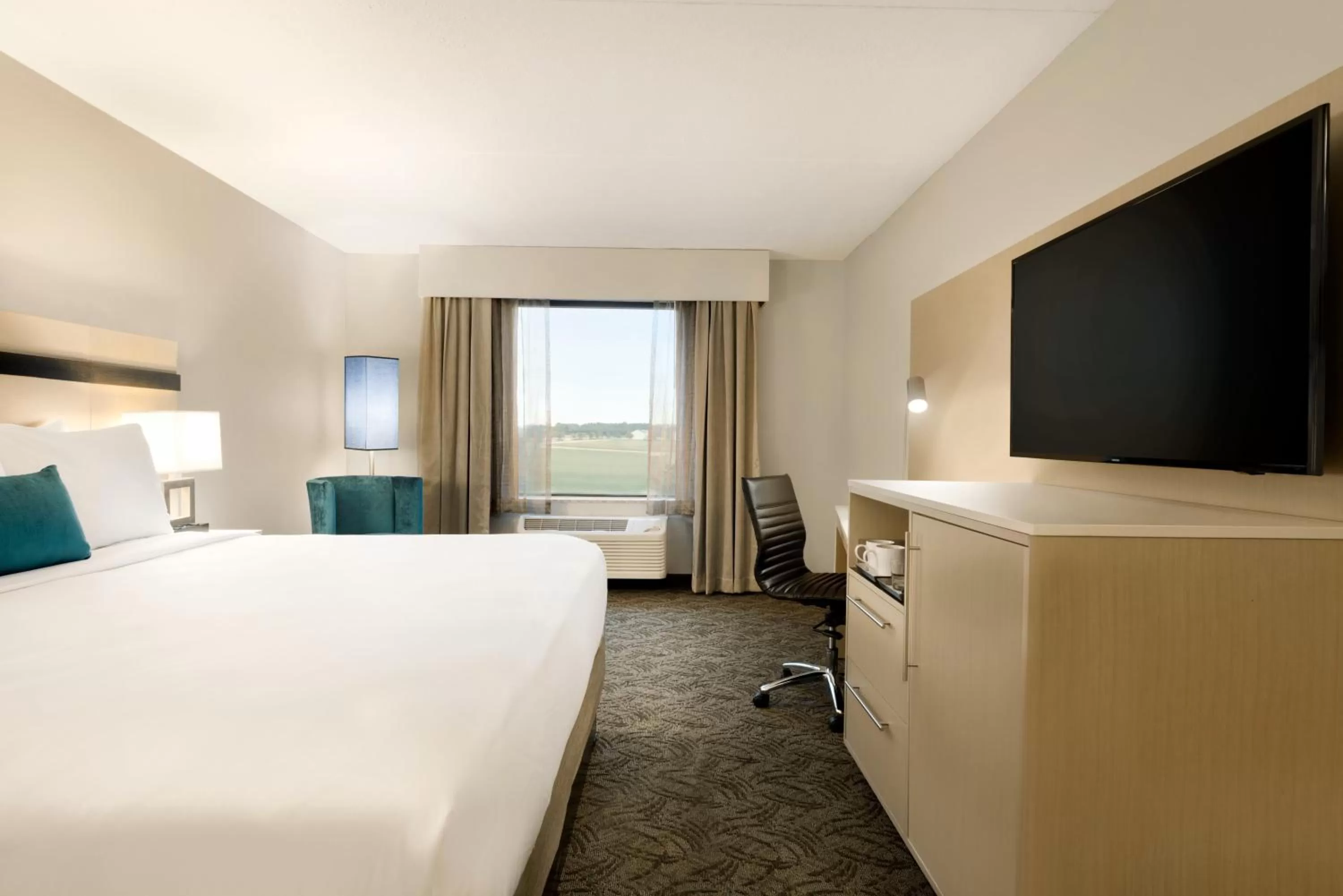 King Room with Roll-In Shower - Disability Access in Holiday Inn - Bloomington - Normal by IHG