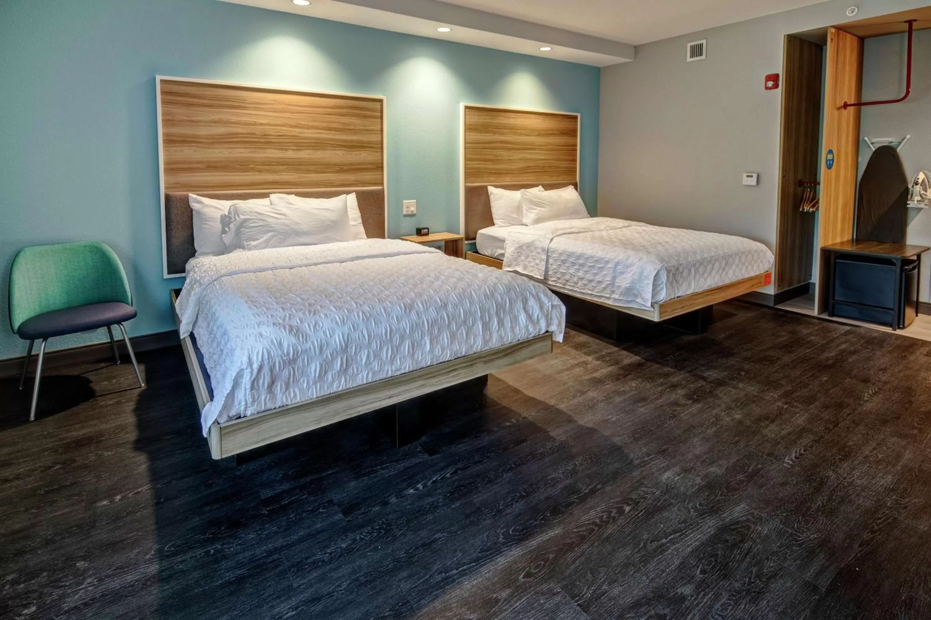 Queen Room with Two Queen Beds - Mobility Access in Tru By Hilton Roanoke Hollins