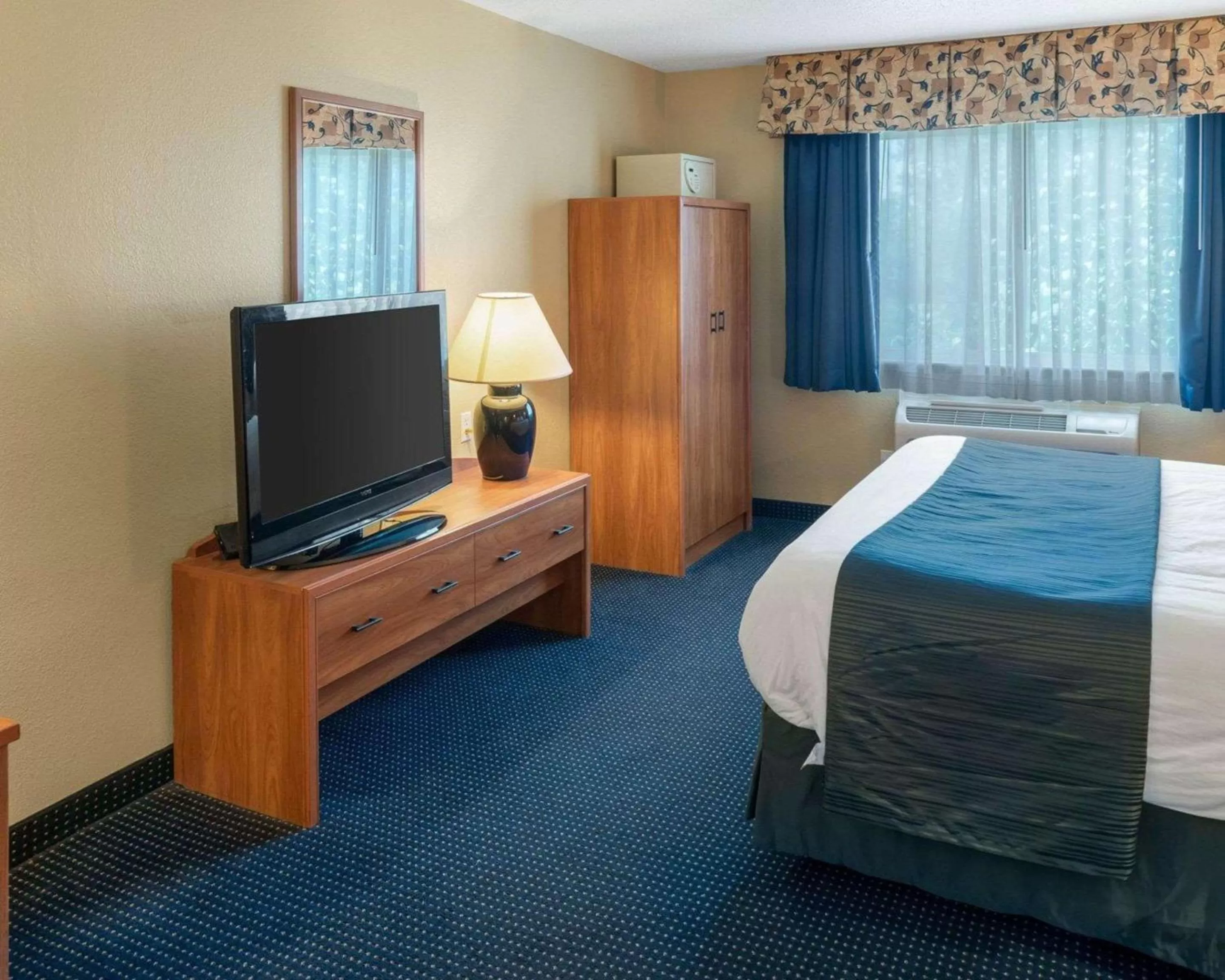 King Suite - Non-Smoking in Quality Inn Lakeville